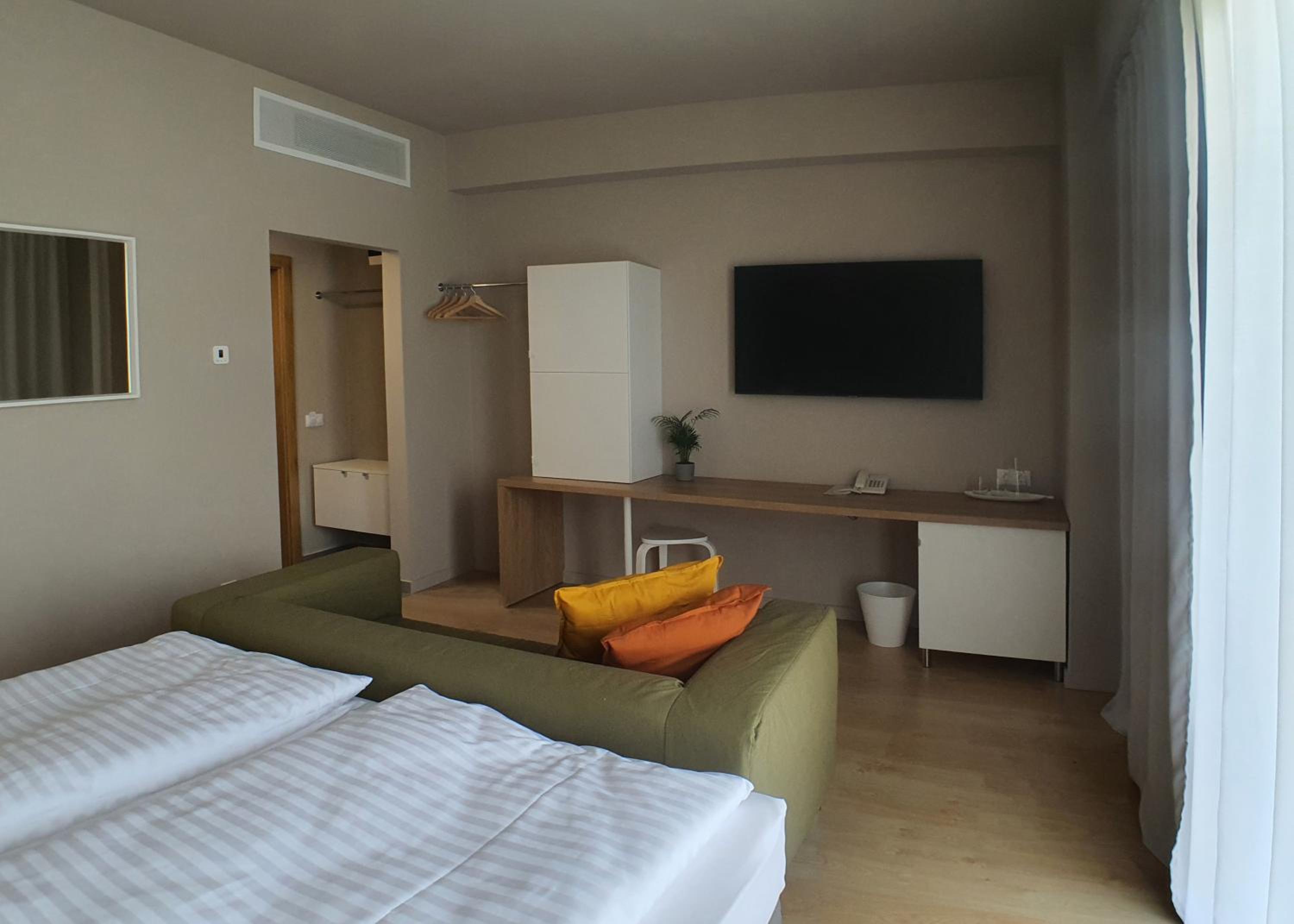 Deluxe Room (1 adult + 2 children)