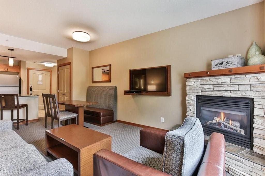 Apartment with Mountain View
