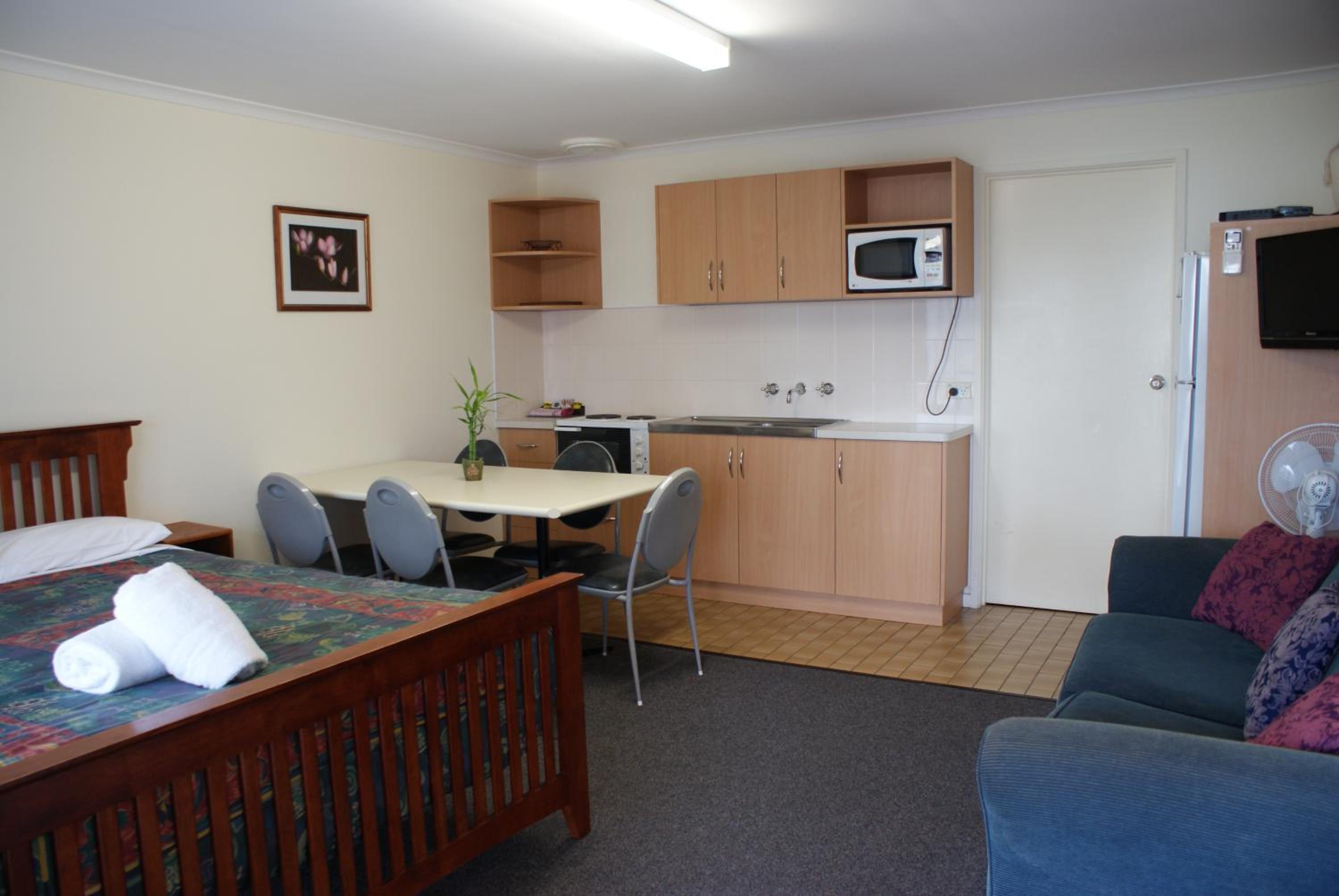 Poolside Apartment – sleeps 5