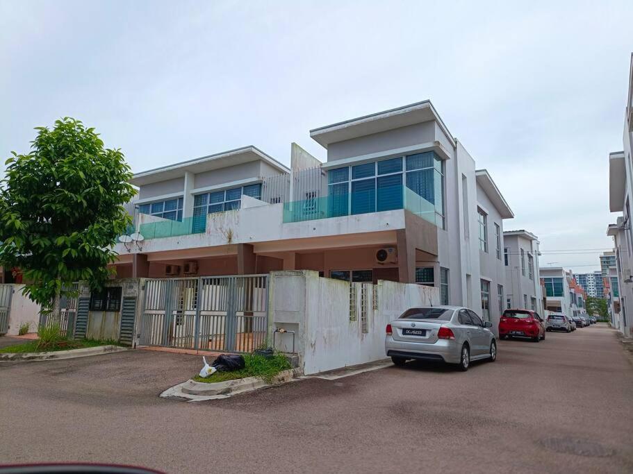 Four-Bedroom House photo 2