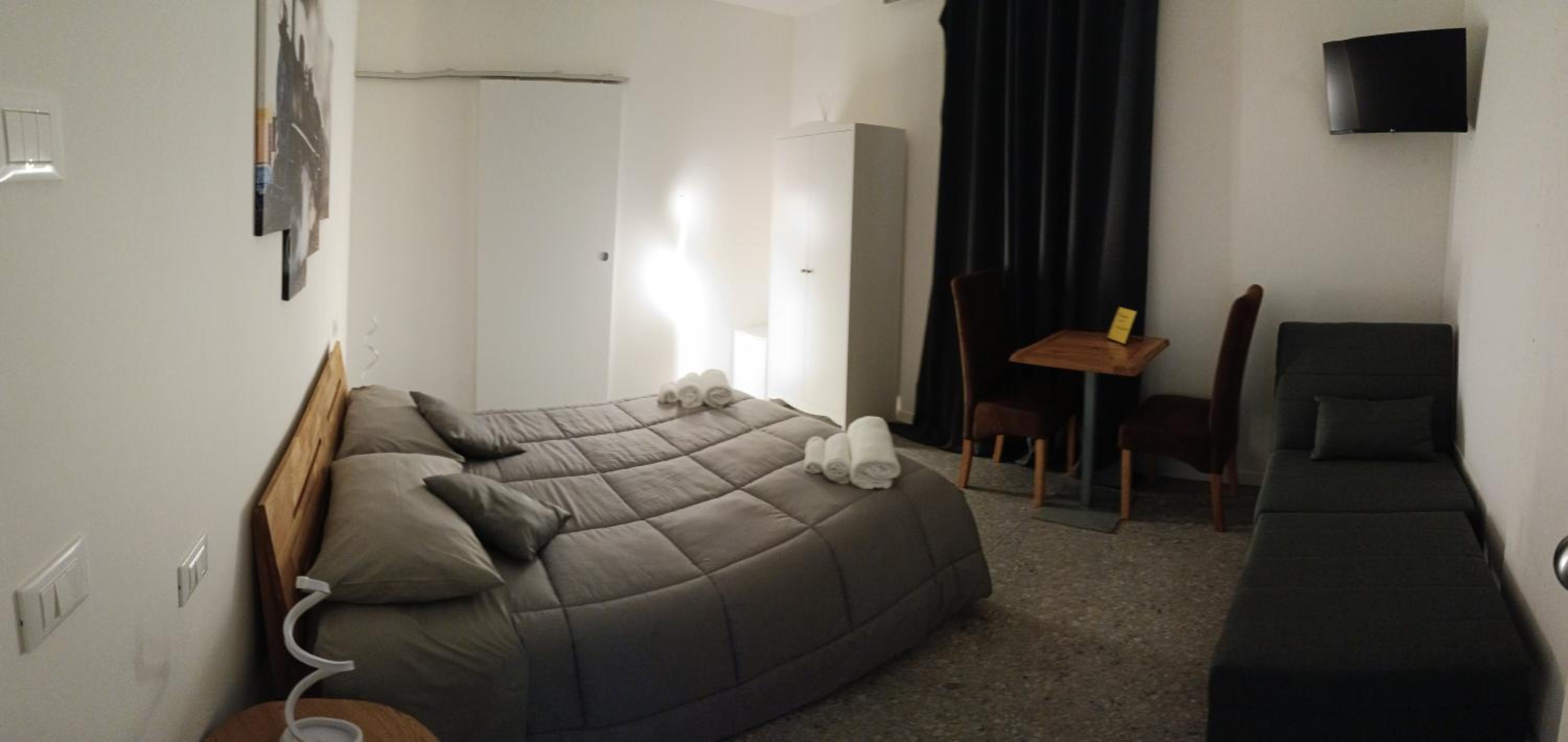 Double Room with Private Bathroom photo 2