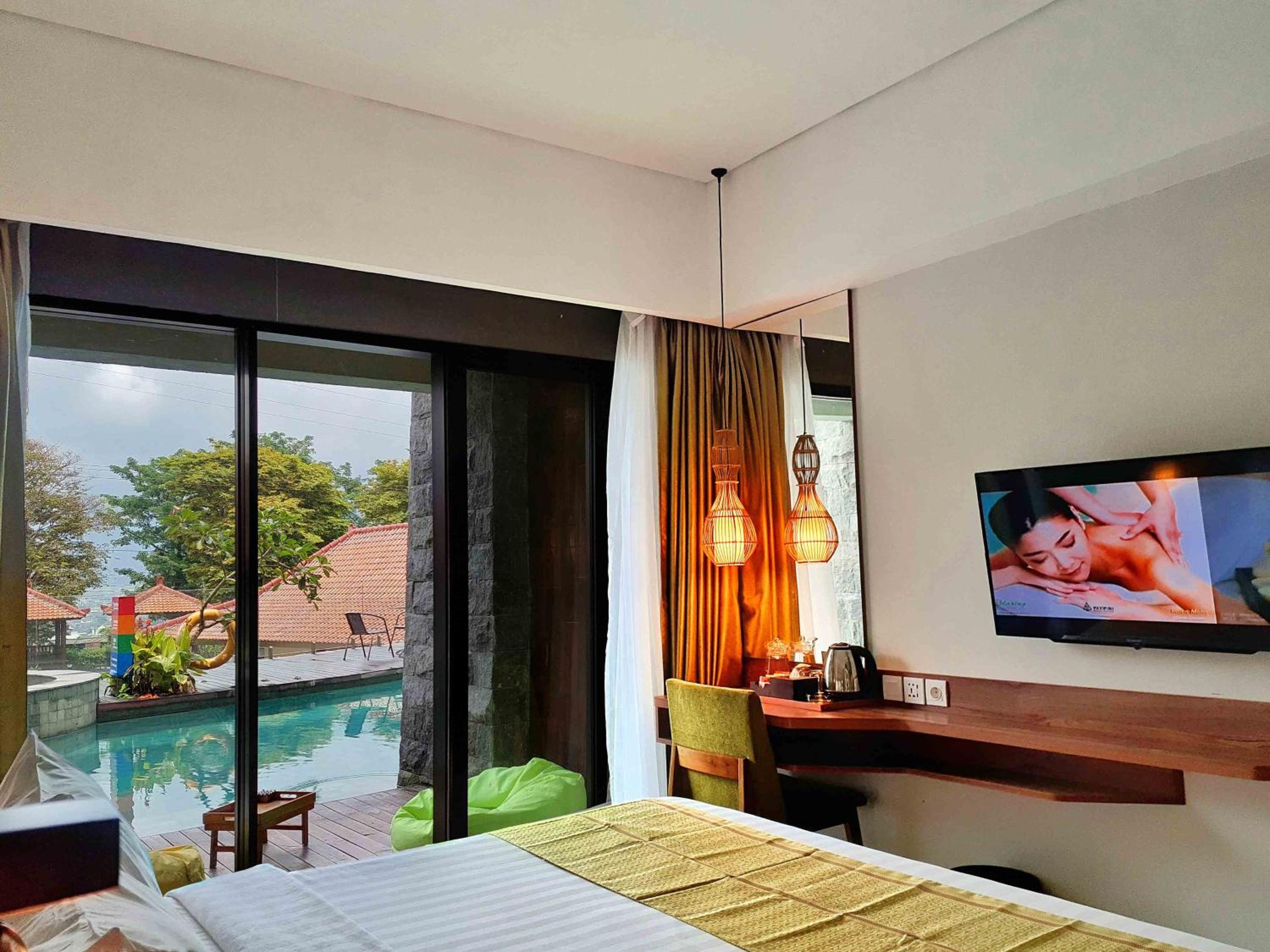 Superior King Room with Pool Access photo 2