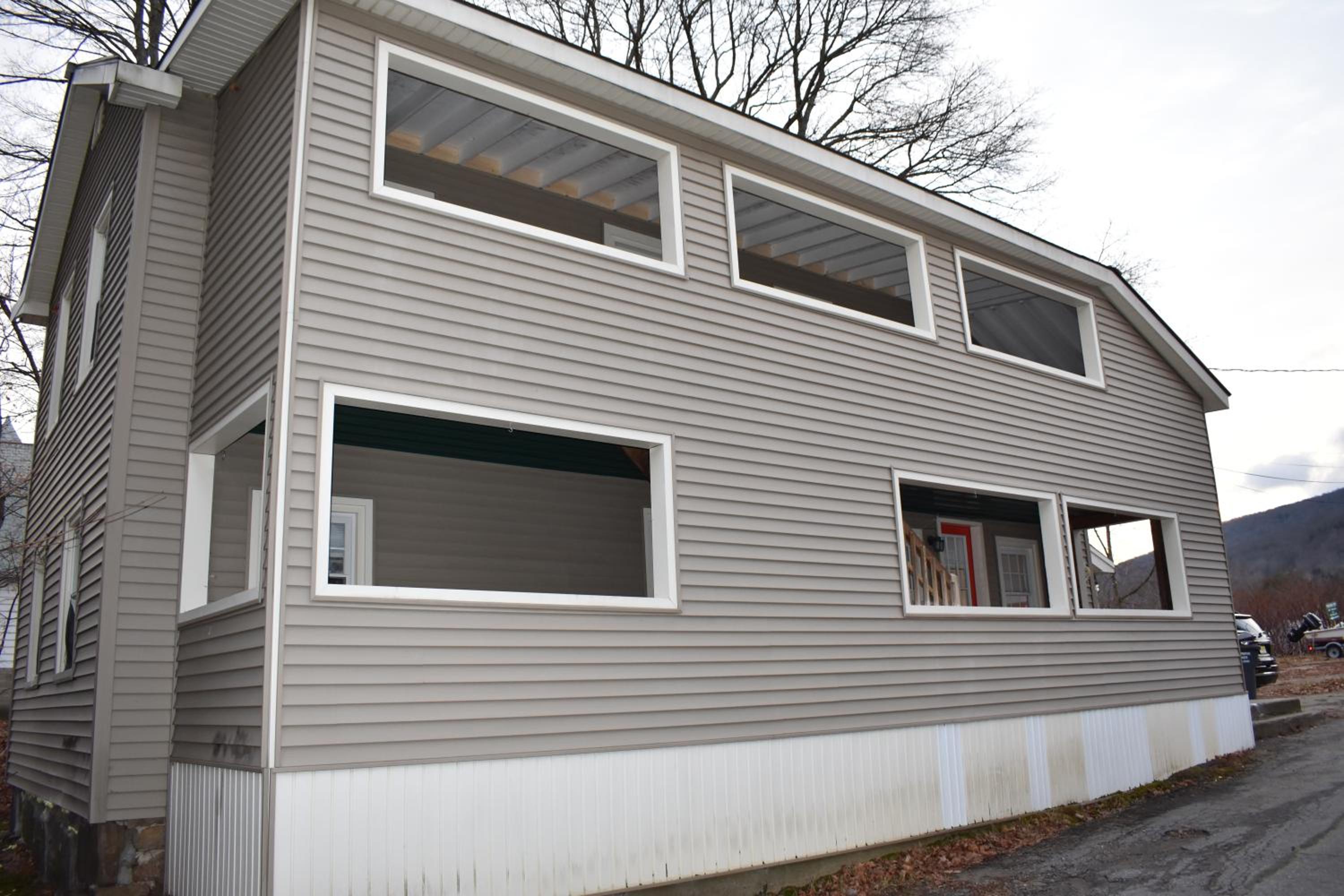 Three-Bedroom House - Photo 2