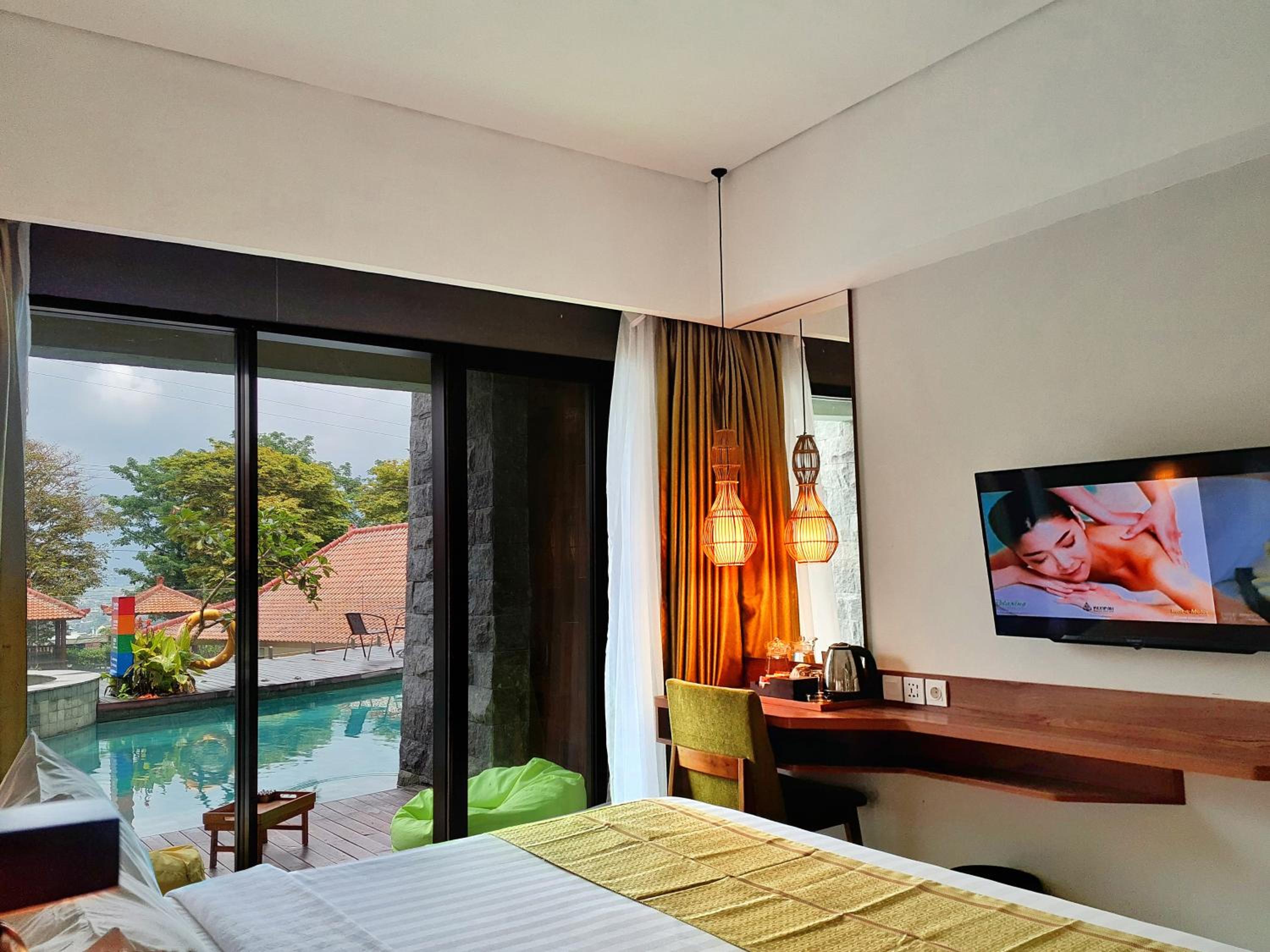 Superior King Room with Pool Access - Smoking photo 2