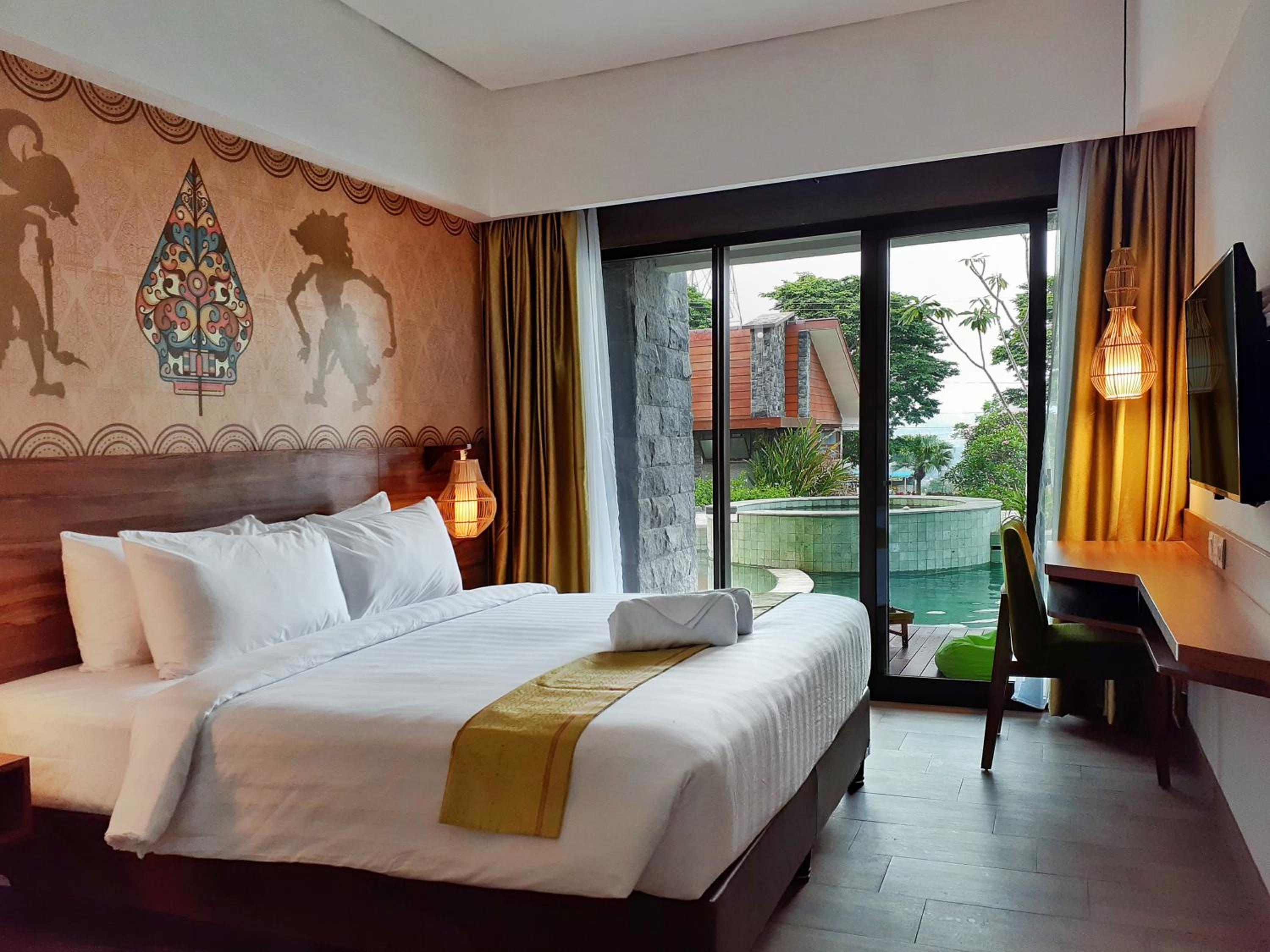 Superior King Room with Pool Access - Smoking photo 1