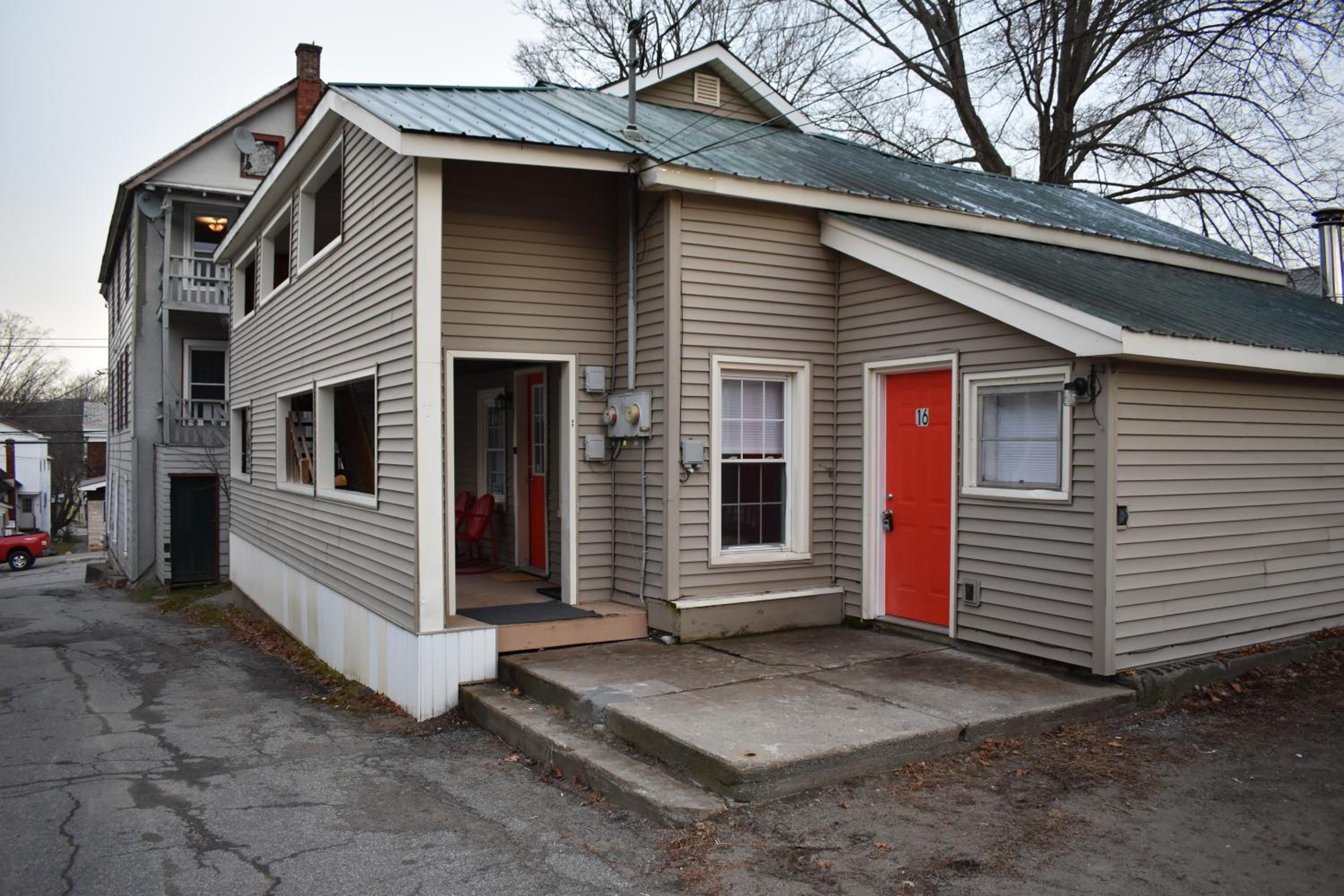 Three-Bedroom House - Photo 8