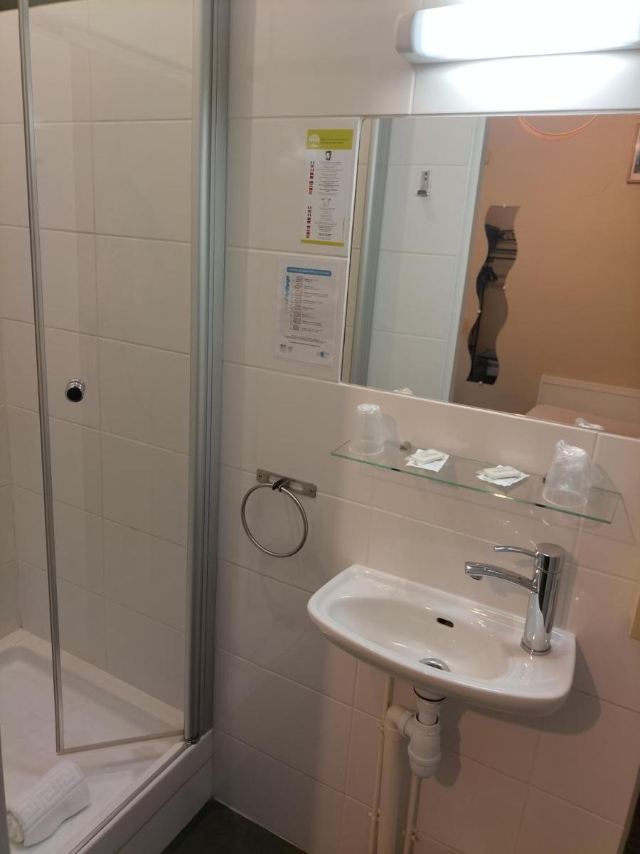 Small Standard Double Room - Street Side photo 2