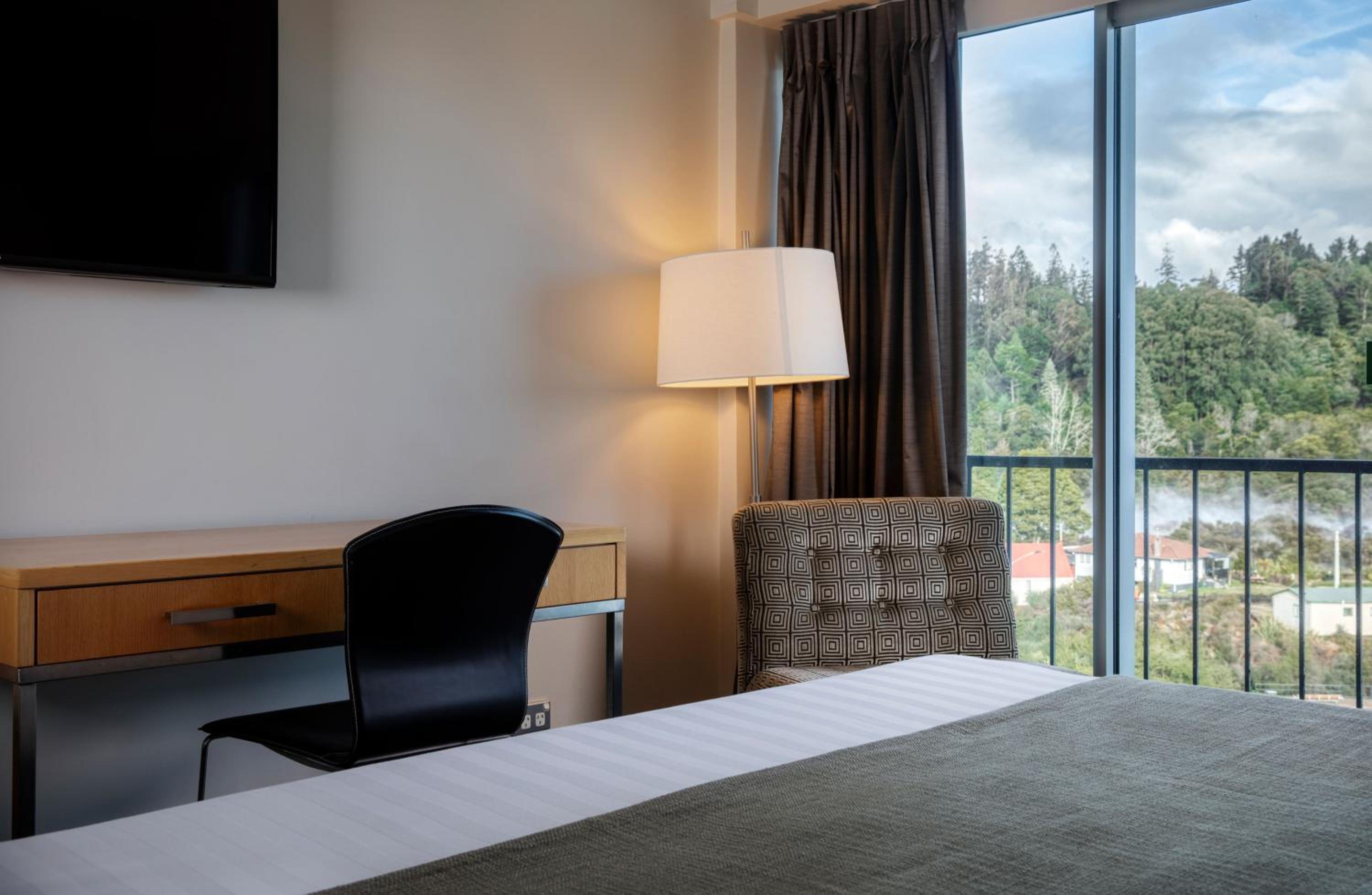 Deluxe King High Floor Room - Photo 2
