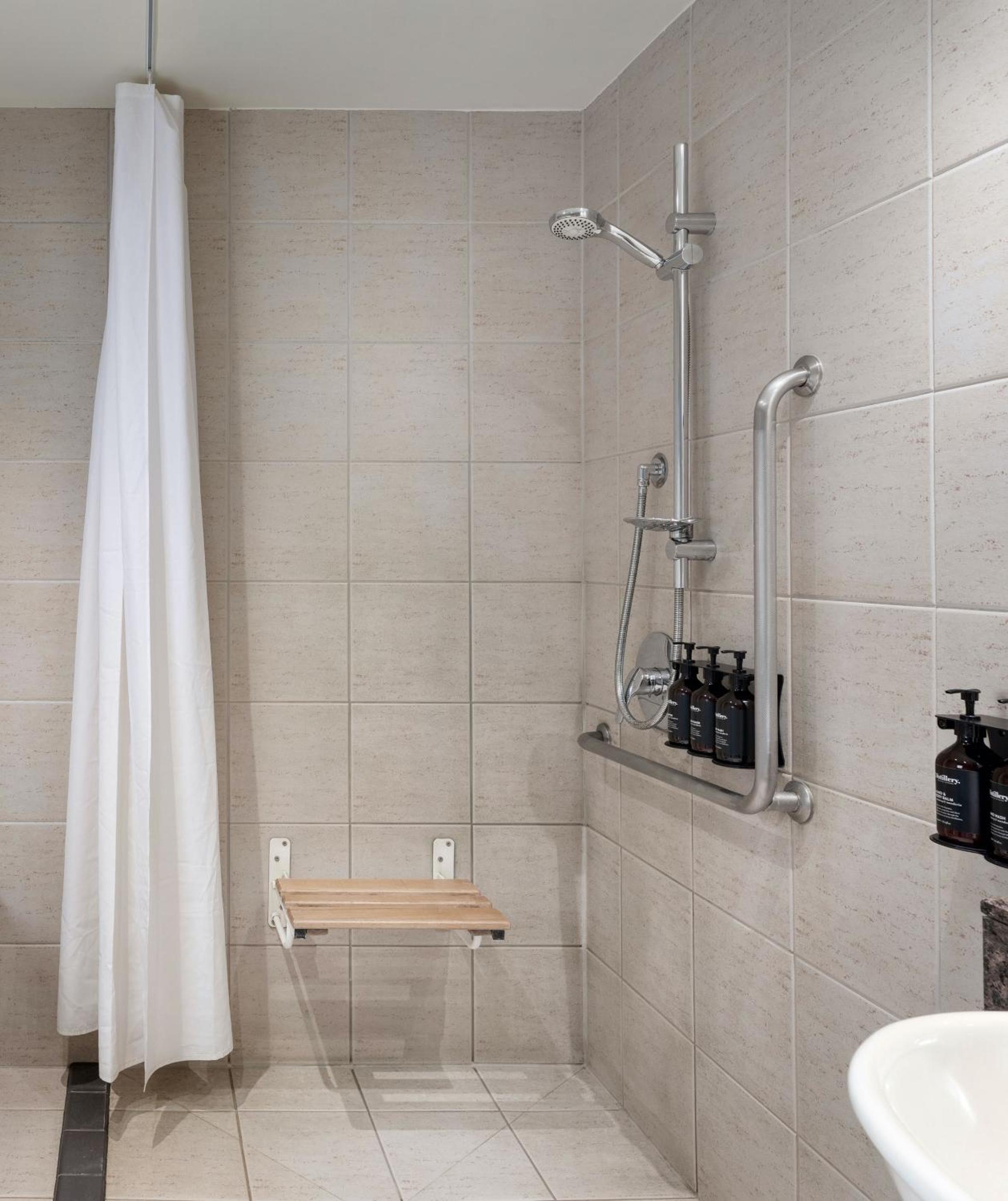 Queen Room - Disability Access - Photo 3