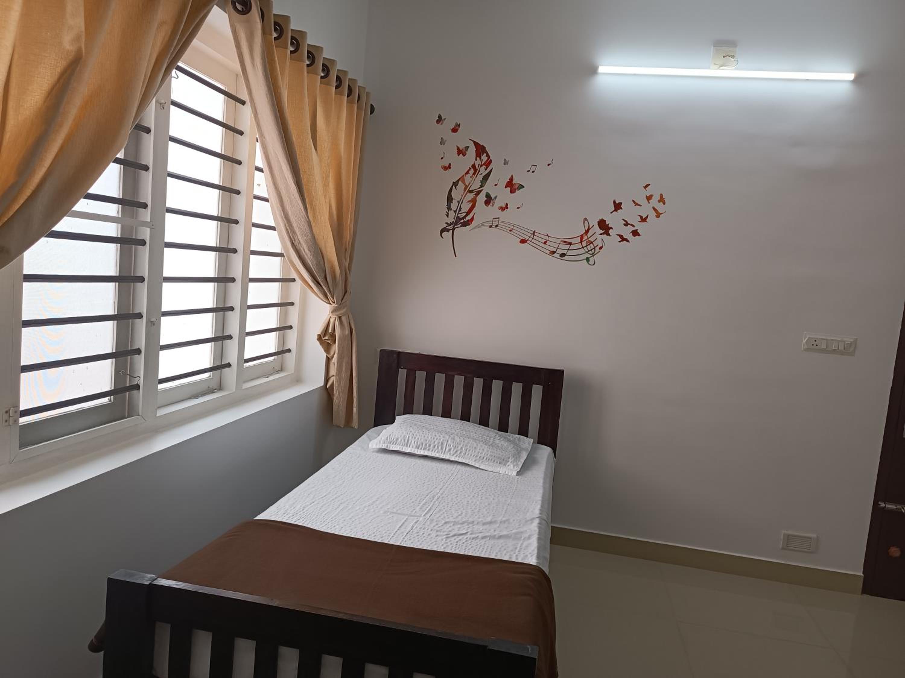 Single Room with Private Bathroom photo 2