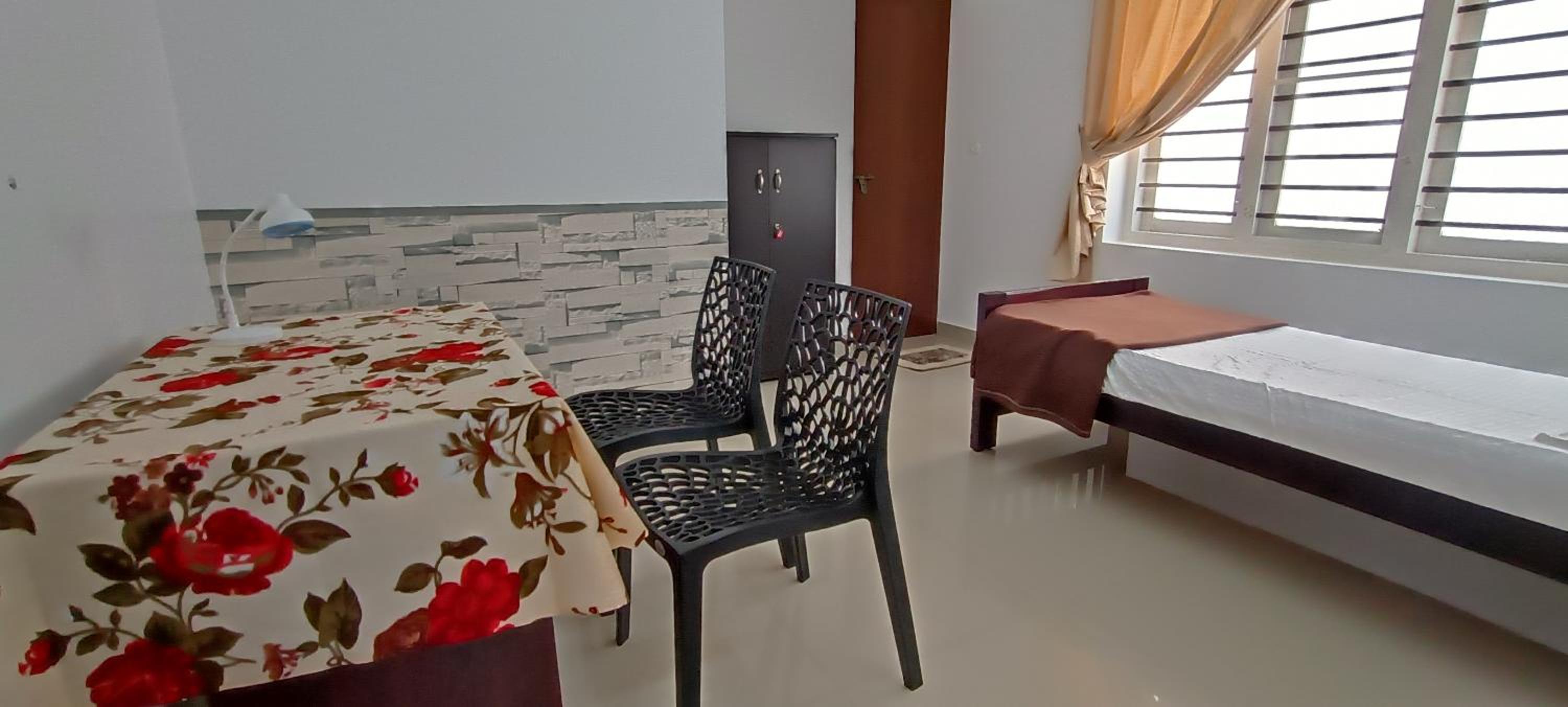 Single Room with Private Bathroom photo 1