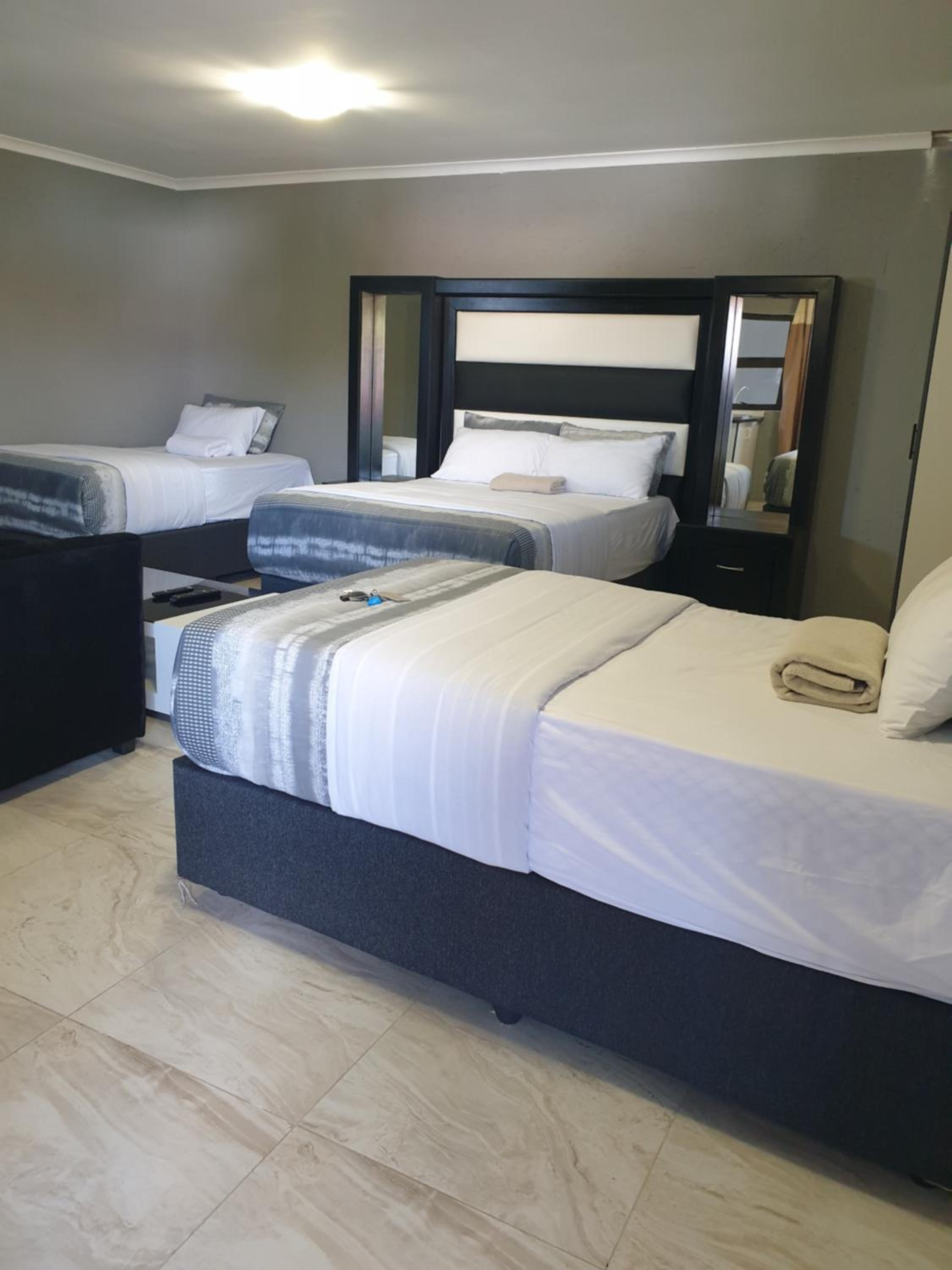 Deluxe Family Suite - Photo 4