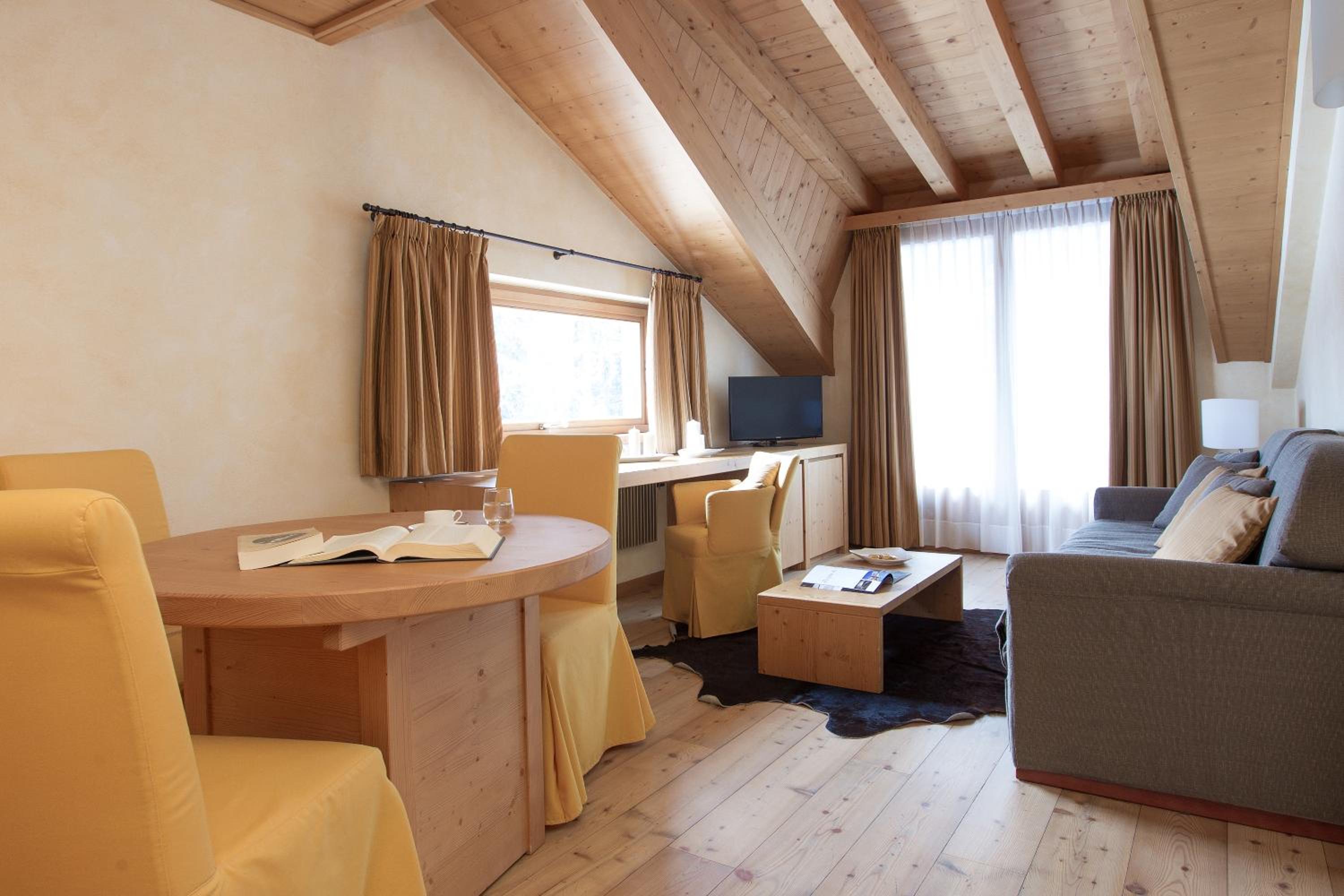 Suite - Photo 1