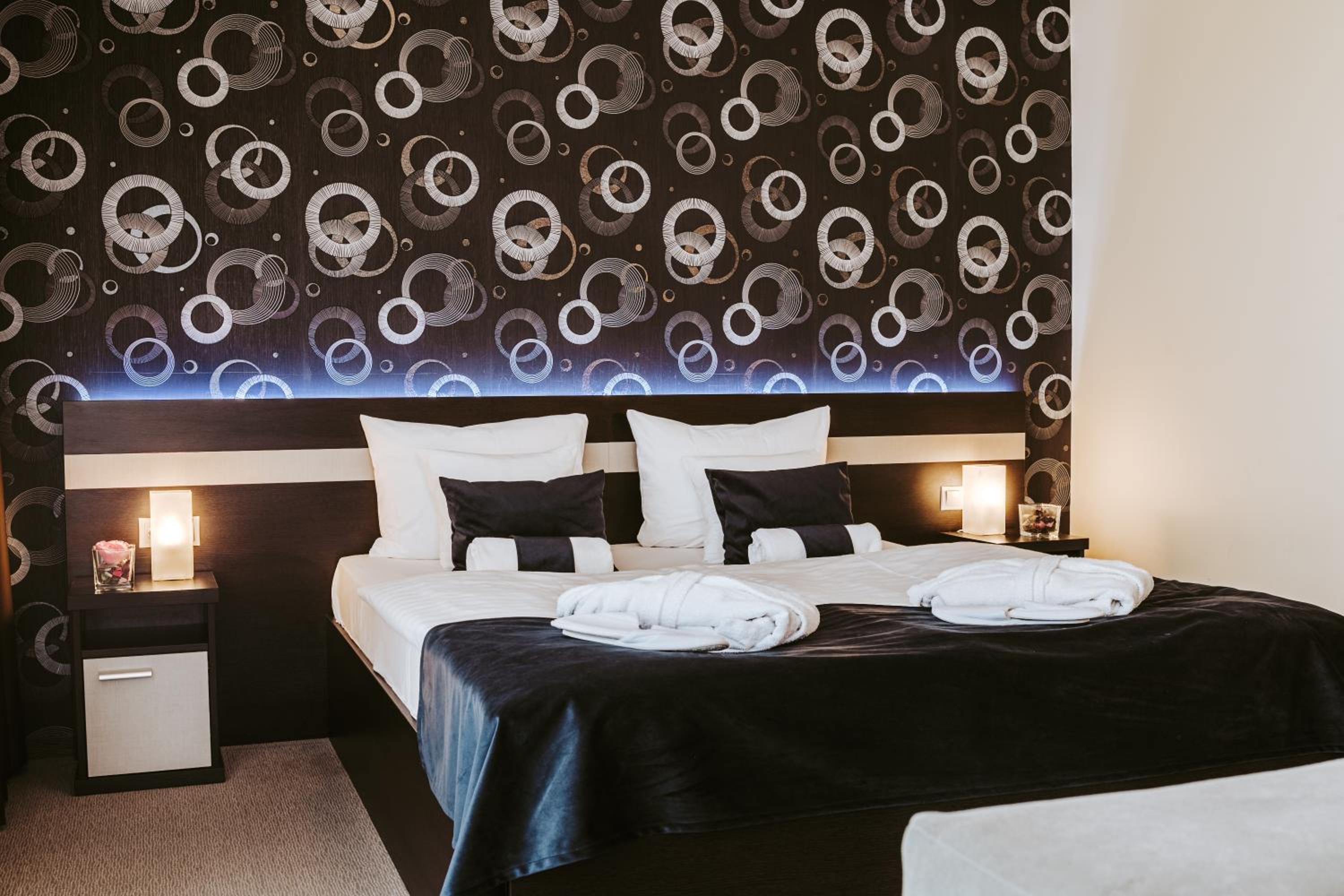 Deluxe Suite with Spa Bath