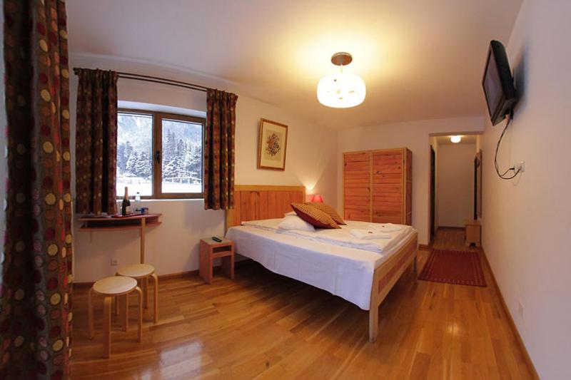 Queen Room with Balcony photo 1