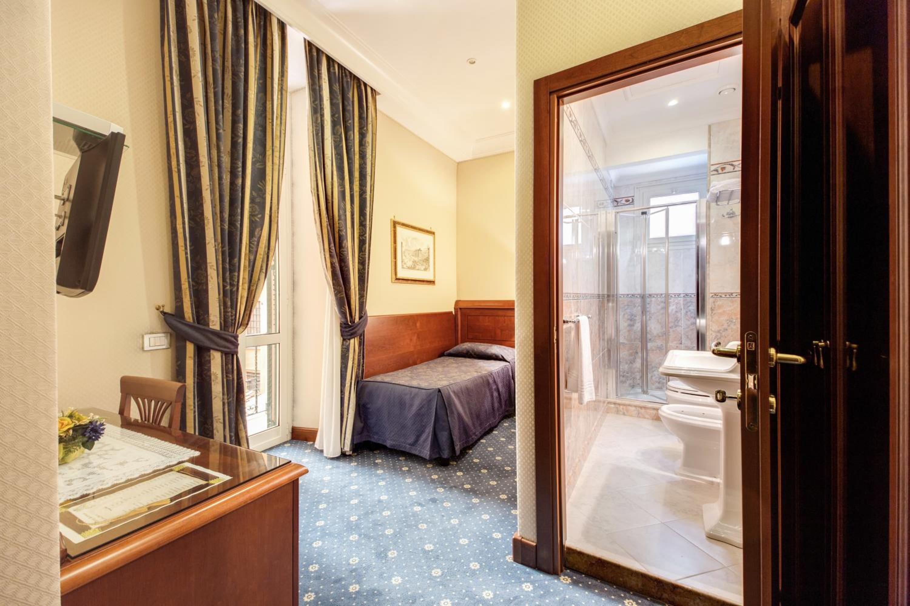Single Room with Balcony photo 2