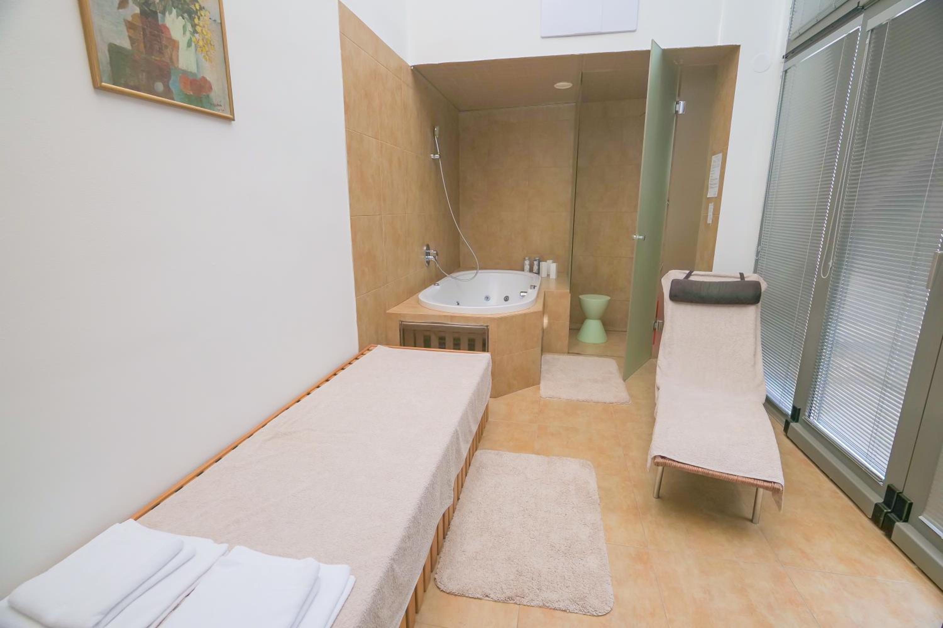 Double Room with Spa Bath photo 3