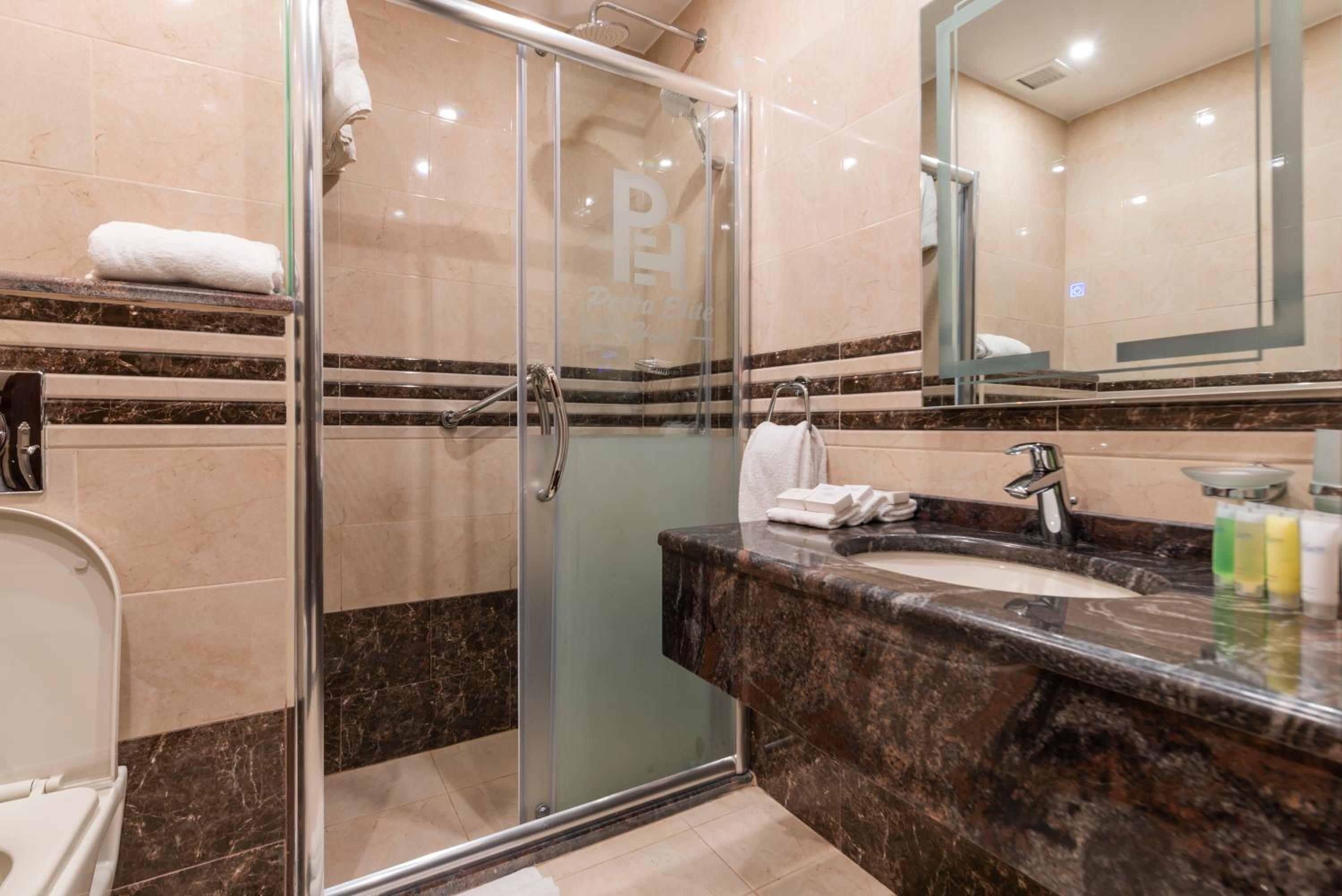 Deluxe Triple Room - Photo 11