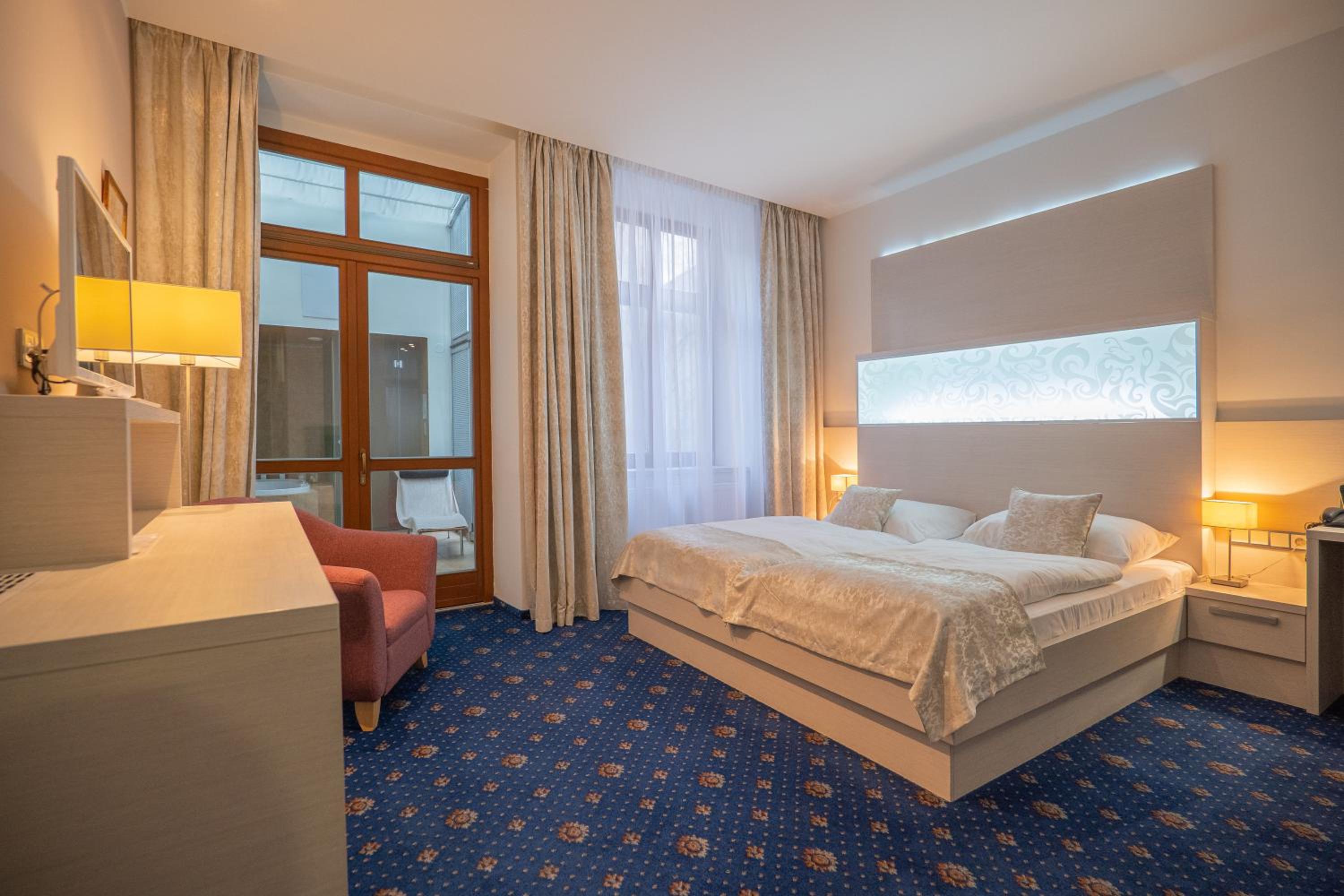 Double Room with Spa Bath photo 1