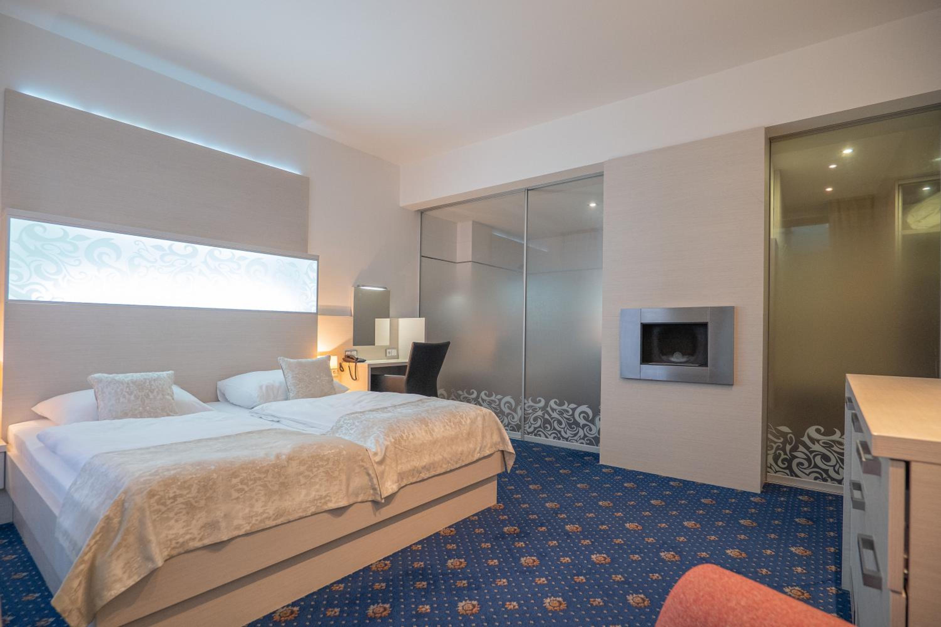 Double Room with Spa Bath photo 2