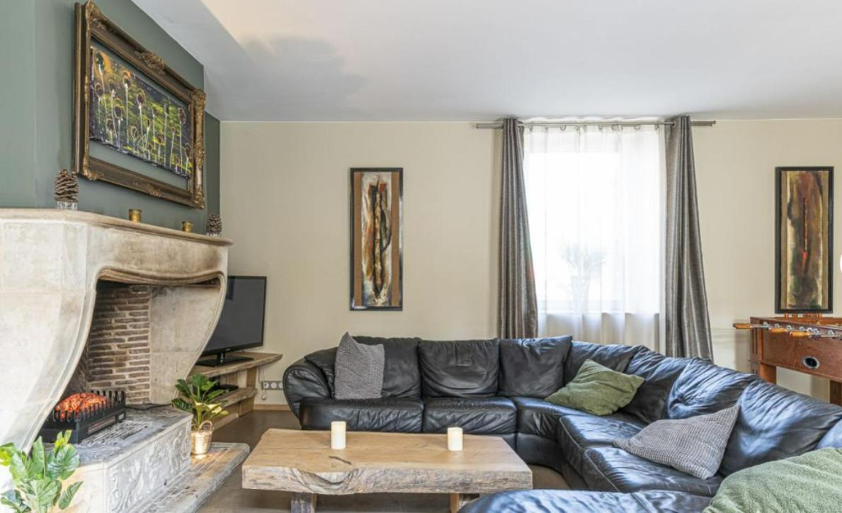 Five-Bedroom House photo 1