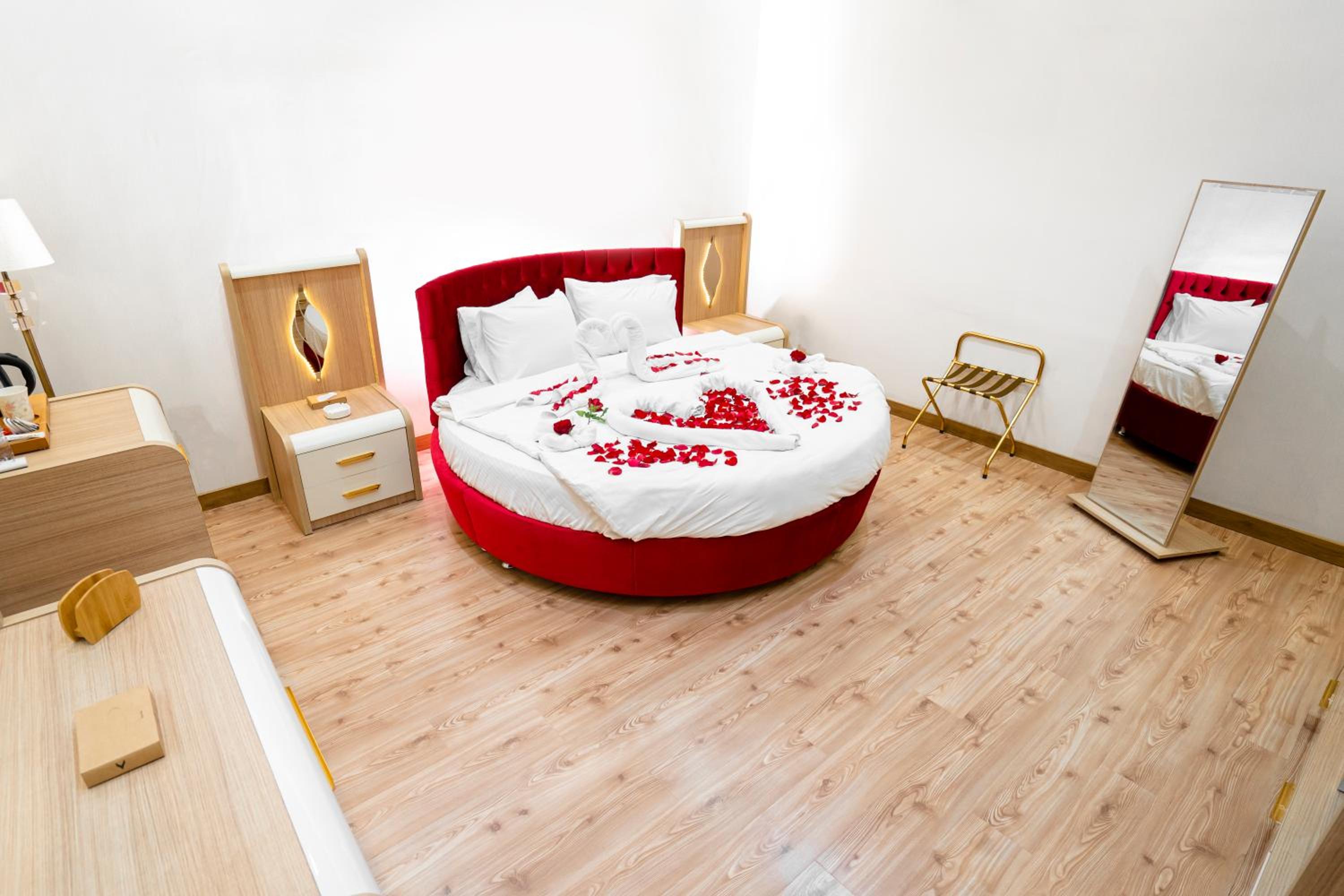 Deluxe King Suite photo 3