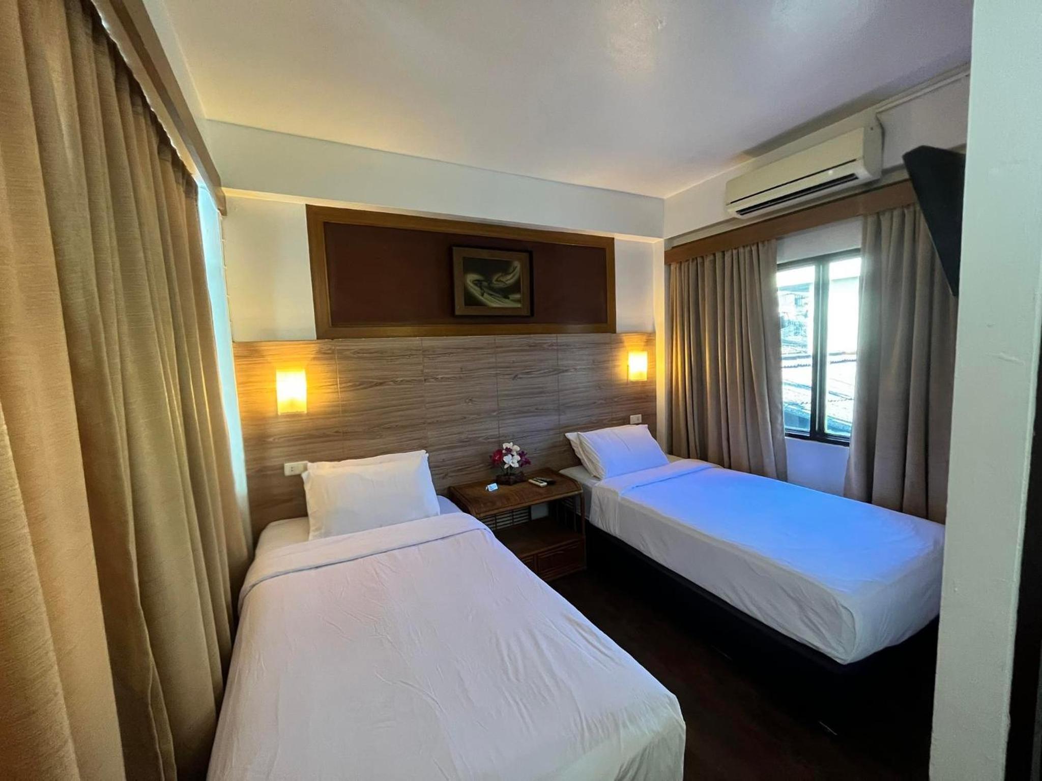 Twin Room with Private Bathroom - Photo 2