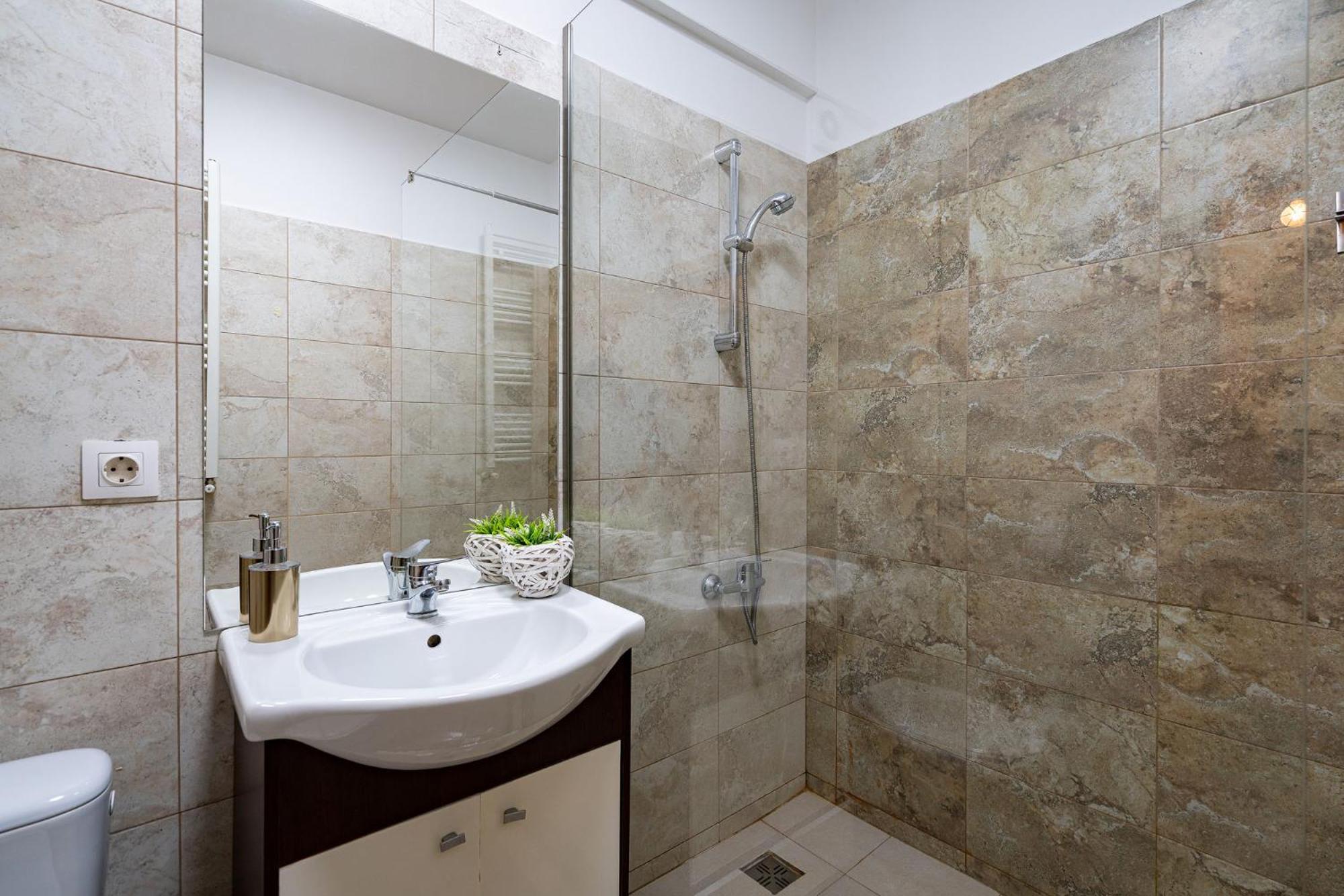 Studio Apartment - Photo 30