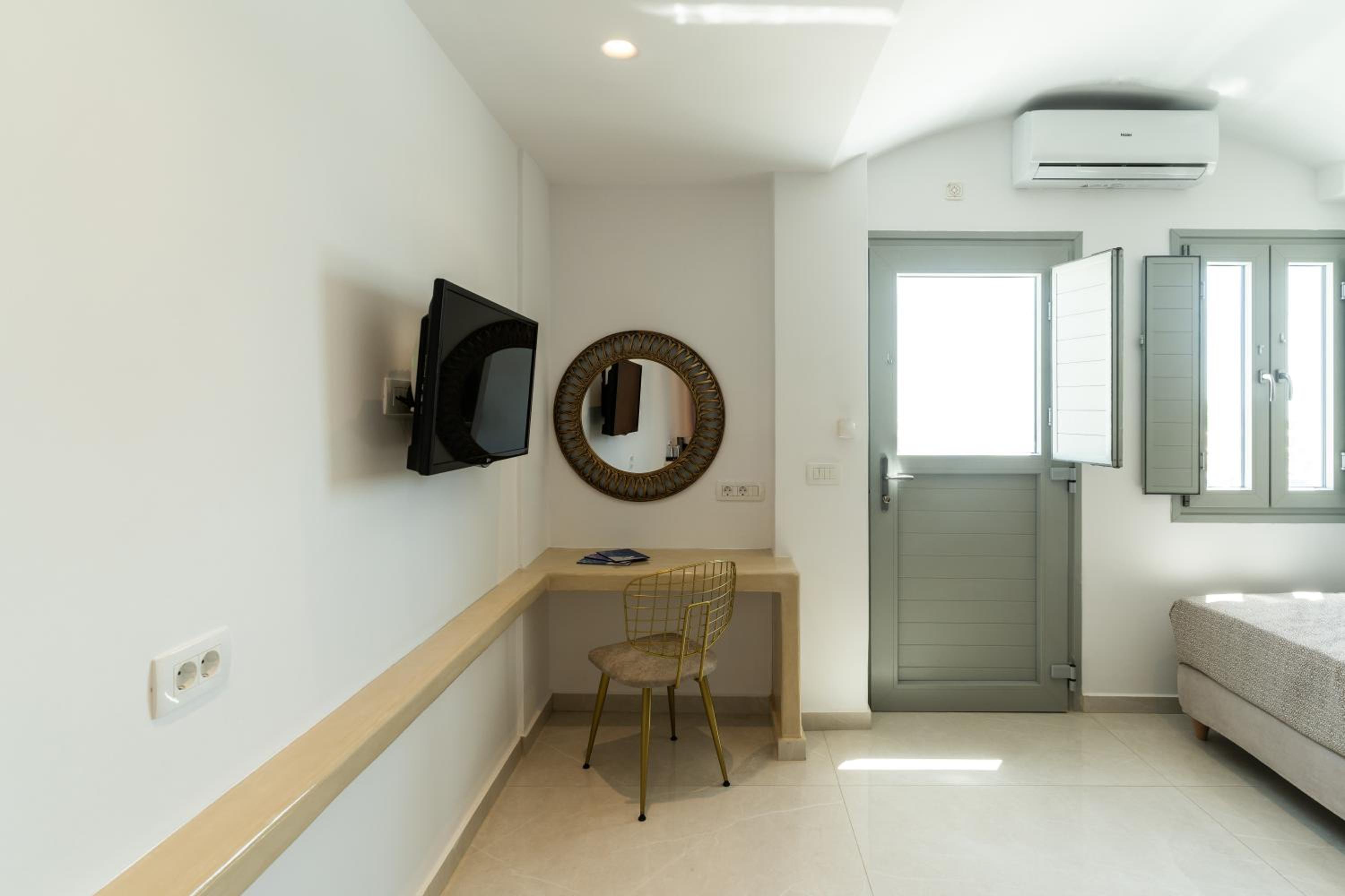Superior Suite - Photo 6