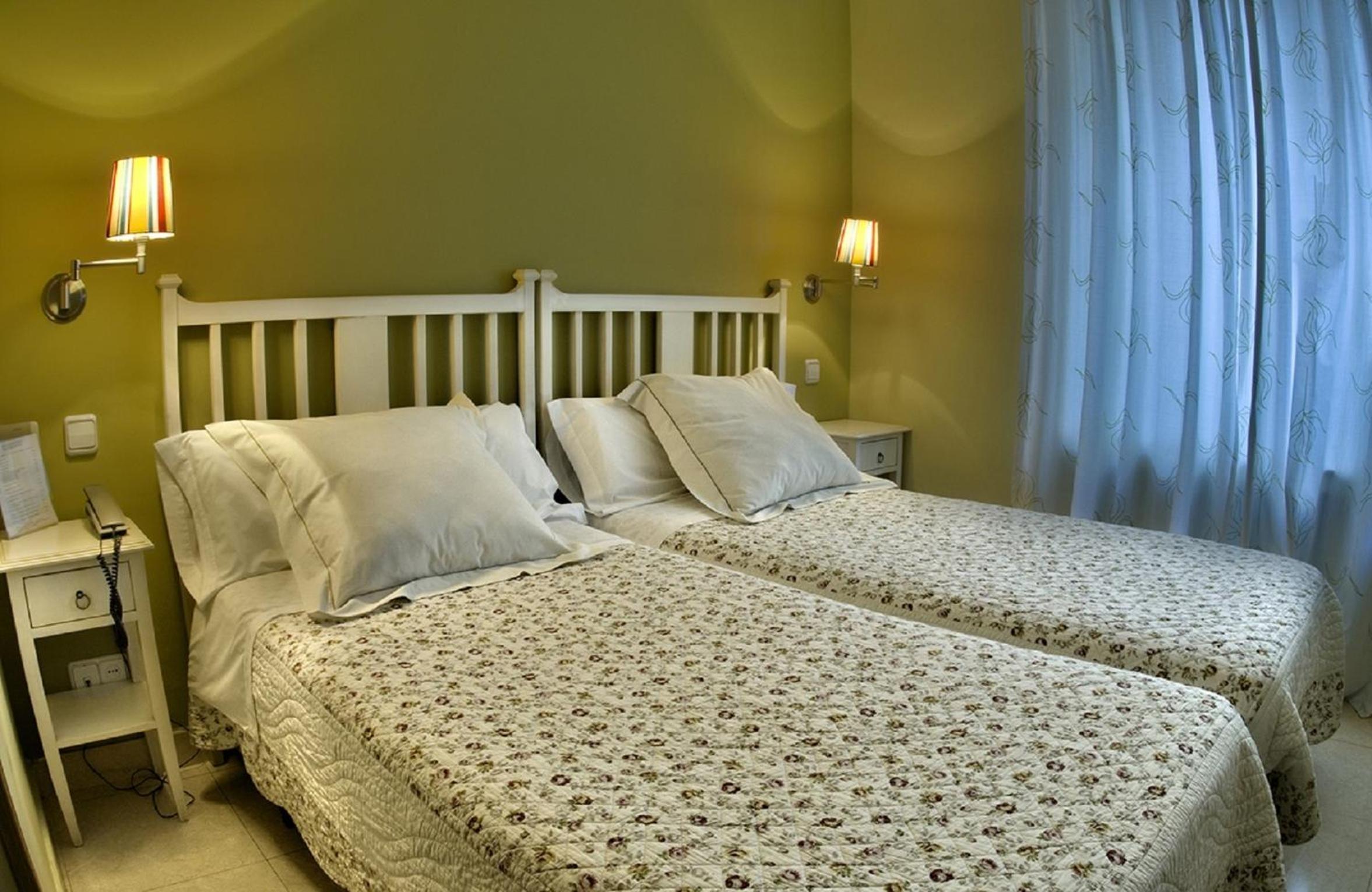 Twin Room with Bathroom photo 2
