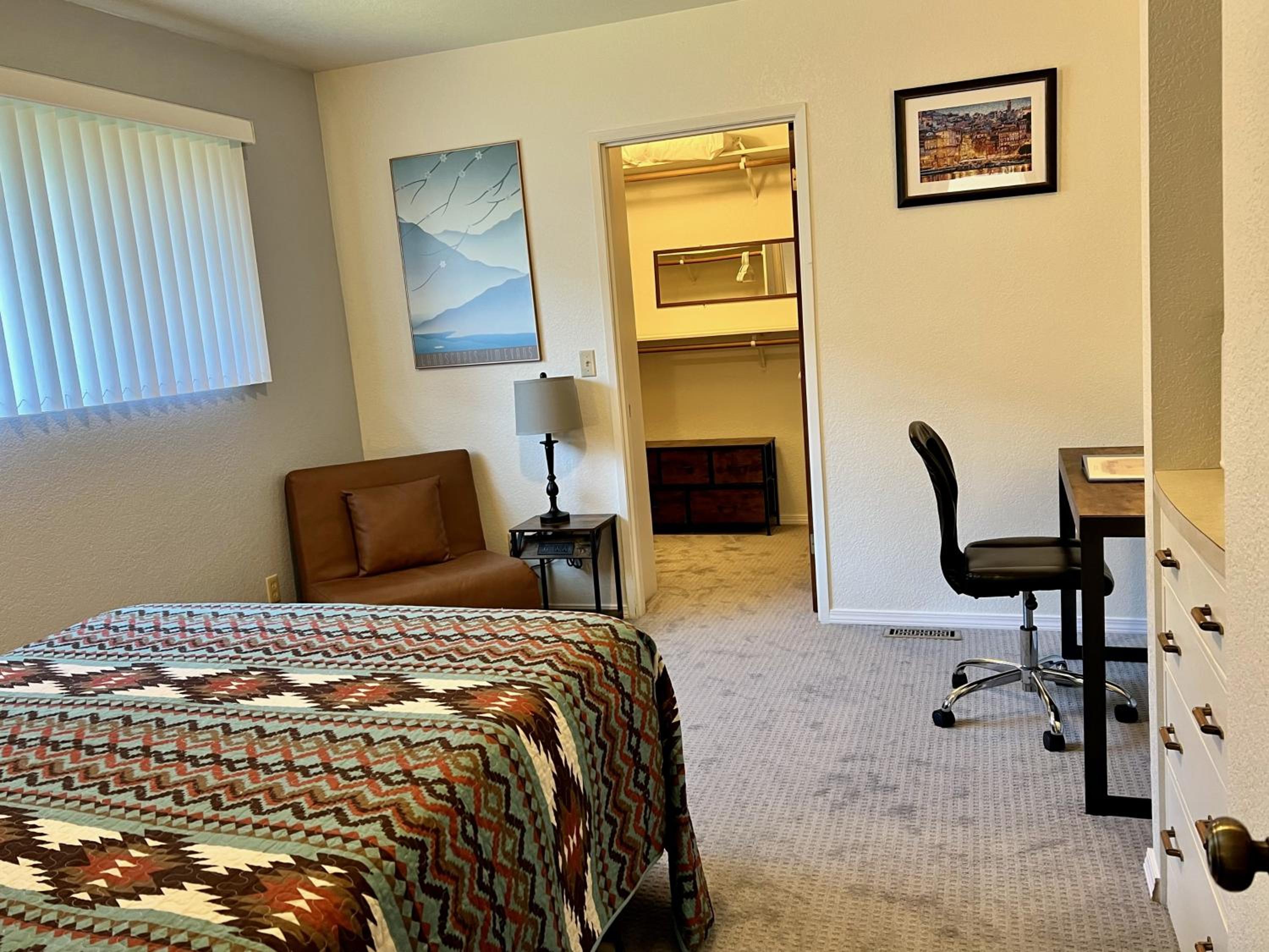 Queen Room with Shared Bathroom photo 1