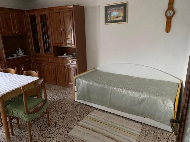 One-Bedroom House photo 1