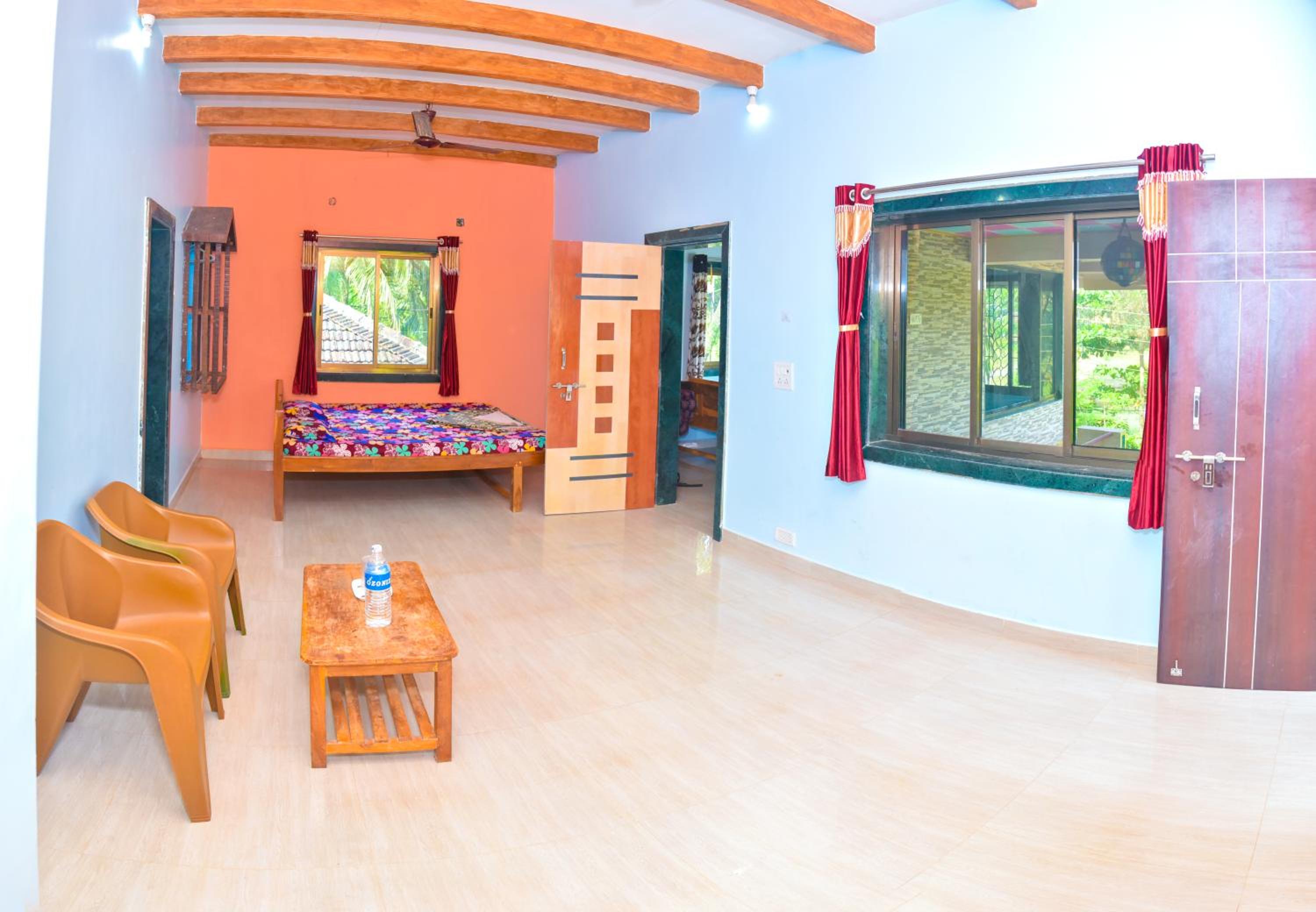 Family Room With Balcony photo 3
