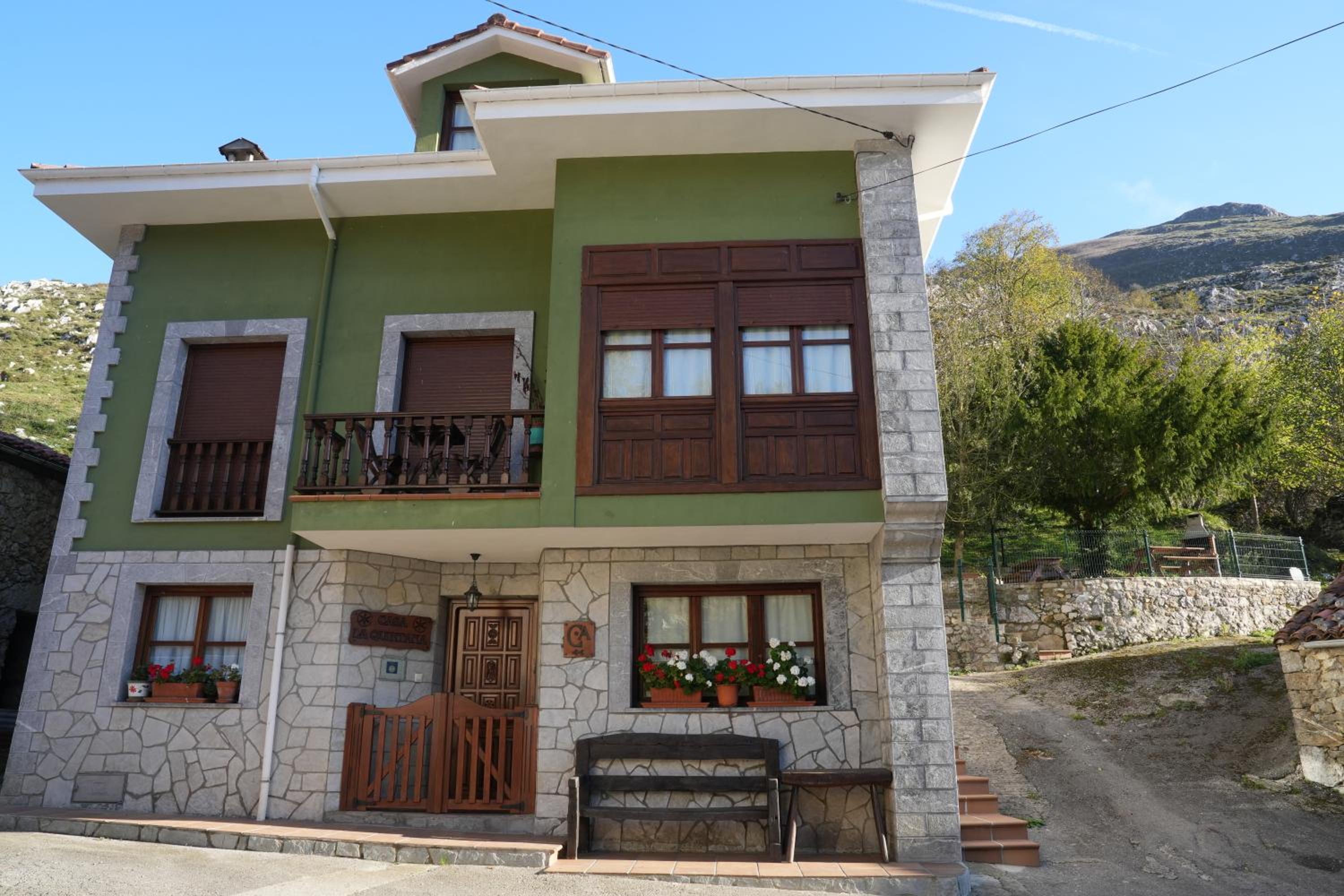 Eight-Bedroom House - Photo 5