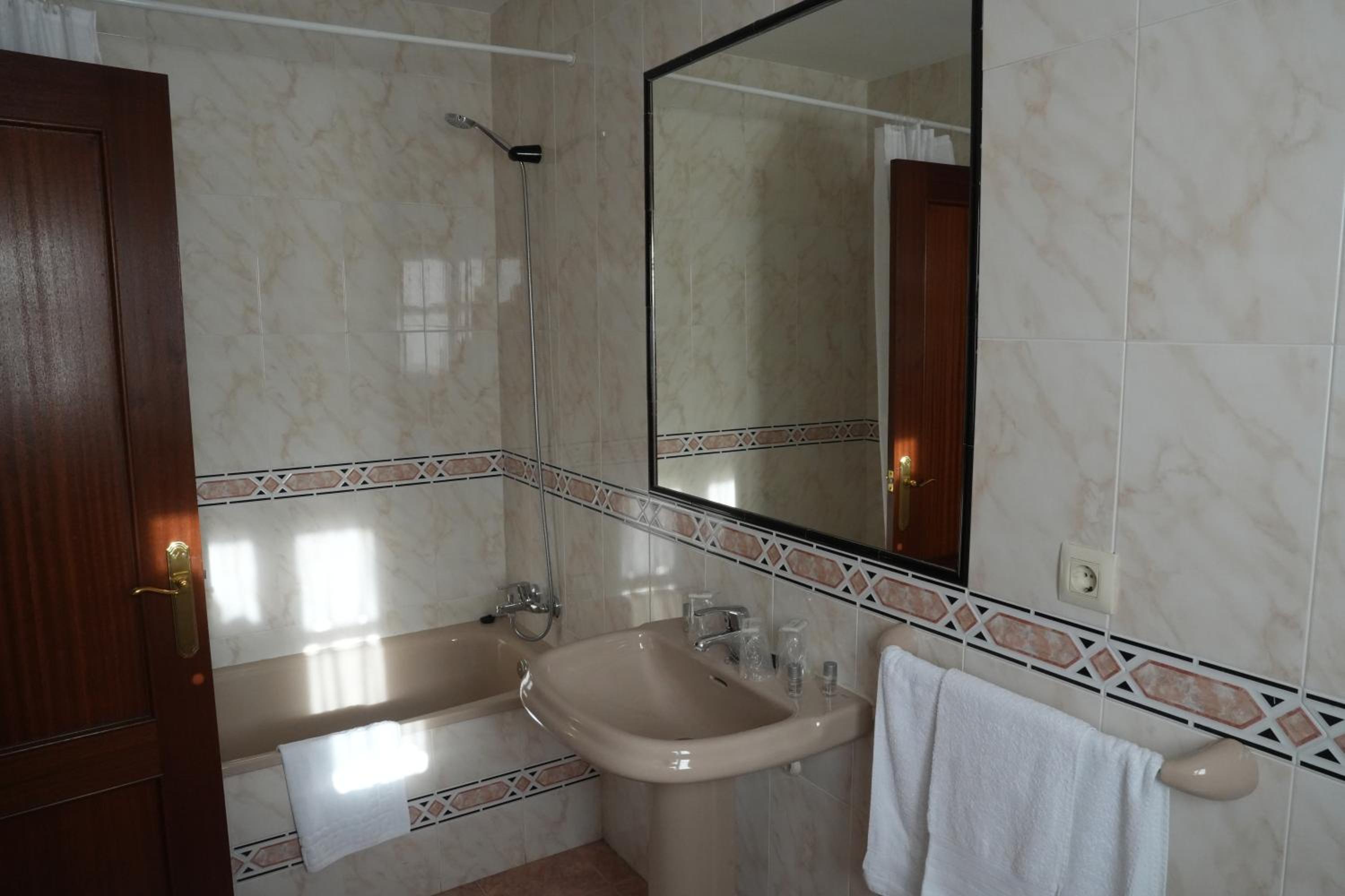 Eight-Bedroom House - Photo 24