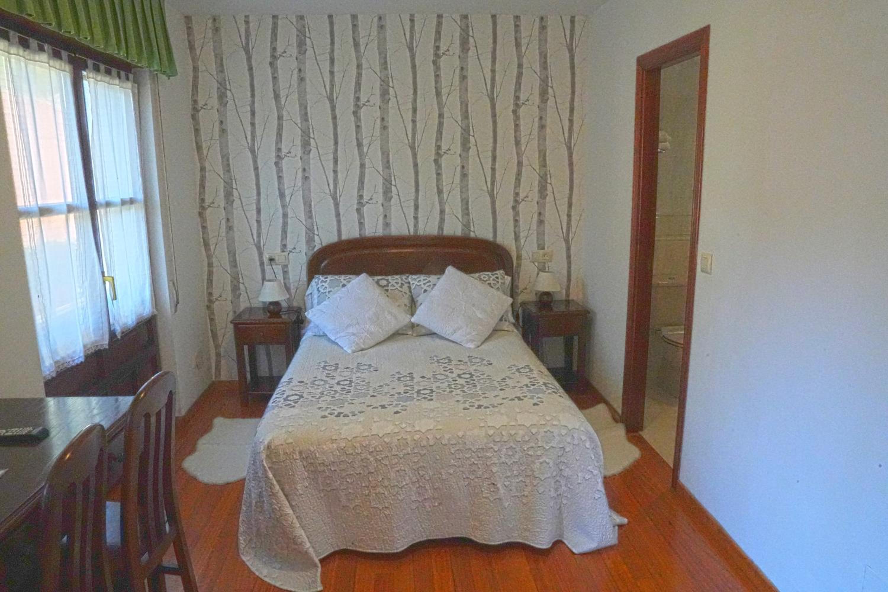 Eight-Bedroom House - Photo 25
