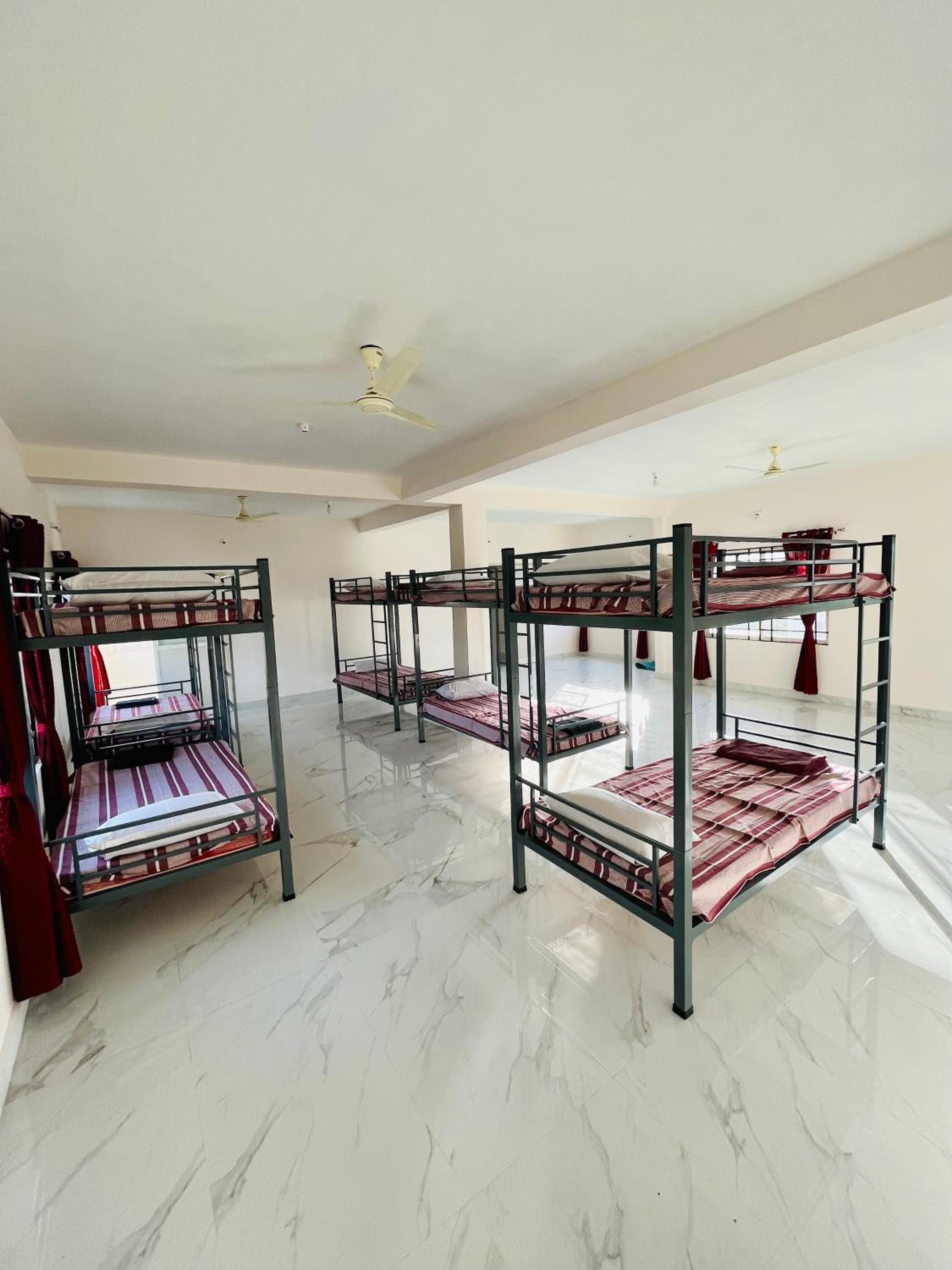 10-Bed Mixed Dormitory Room photo 1
