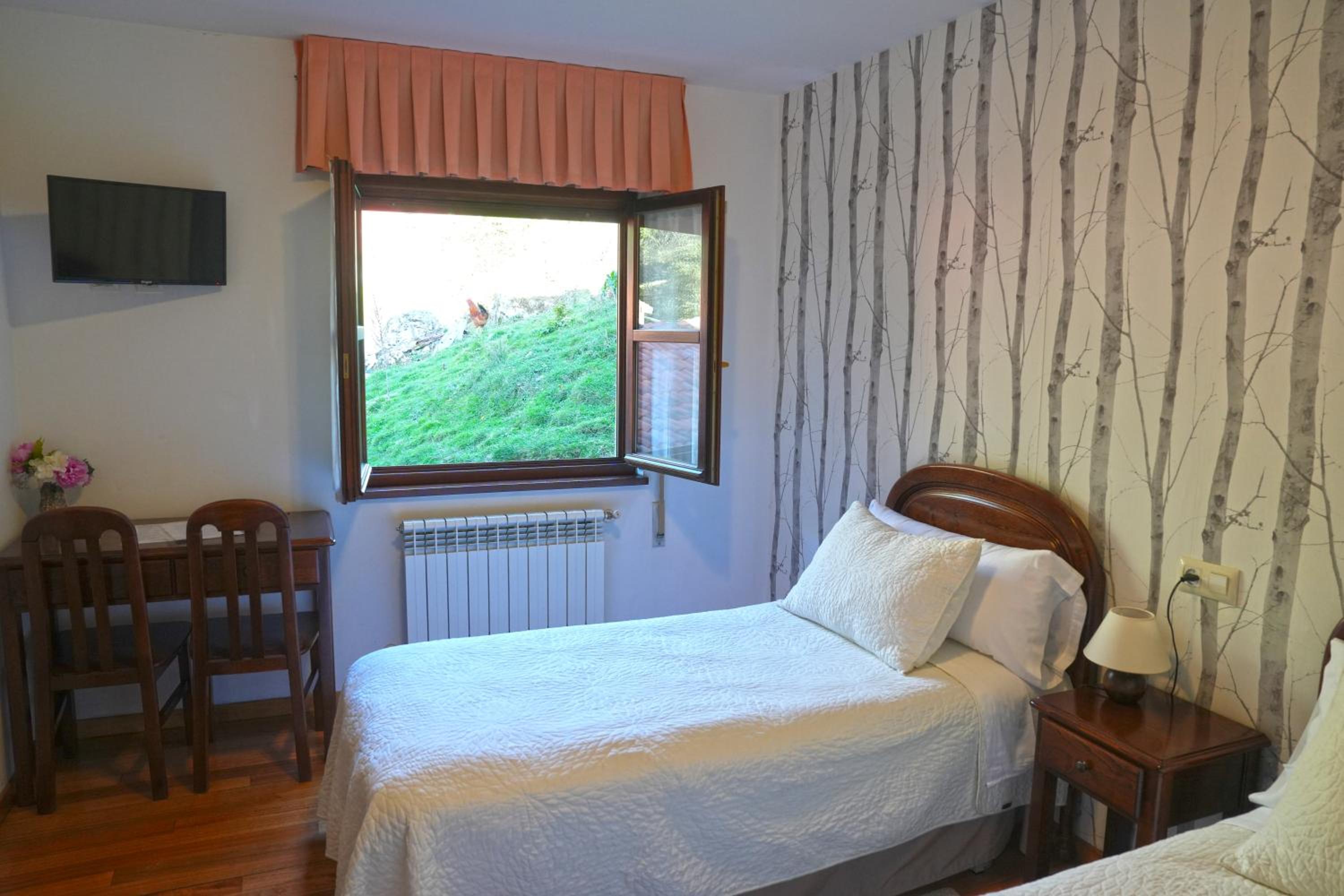 Eight-Bedroom House - Photo 14