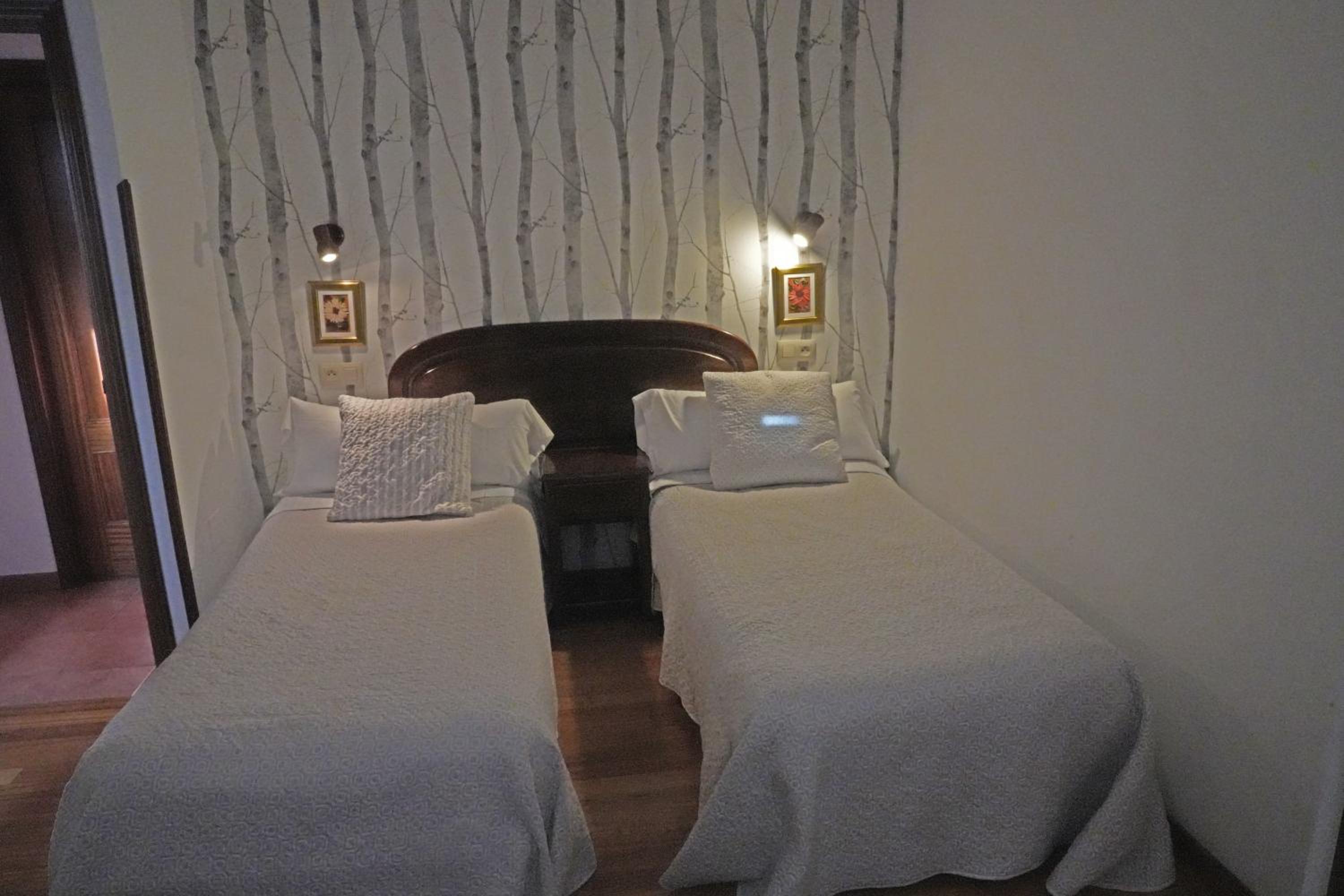 Eight-Bedroom House - Photo 20