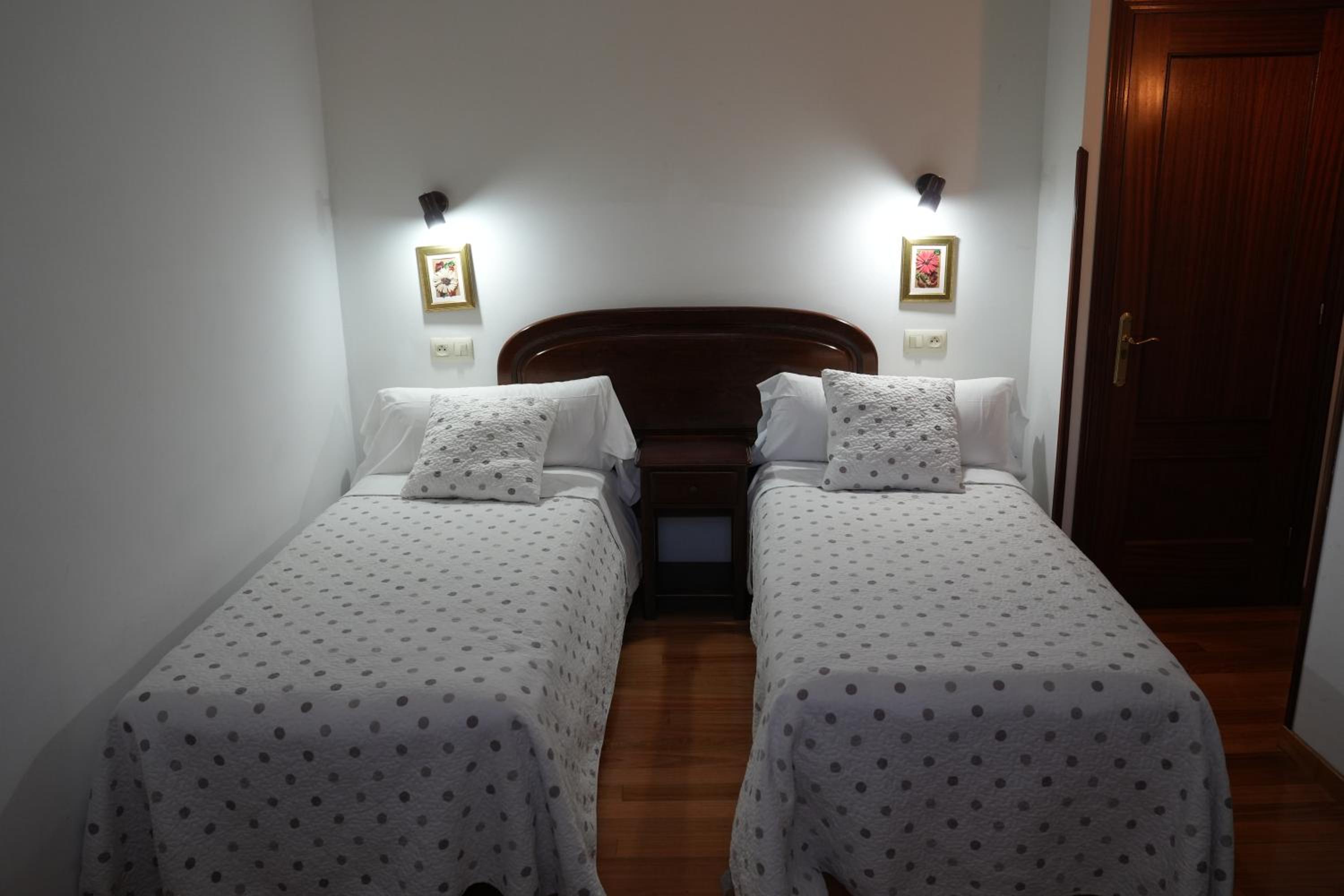 Eight-Bedroom House - Photo 16
