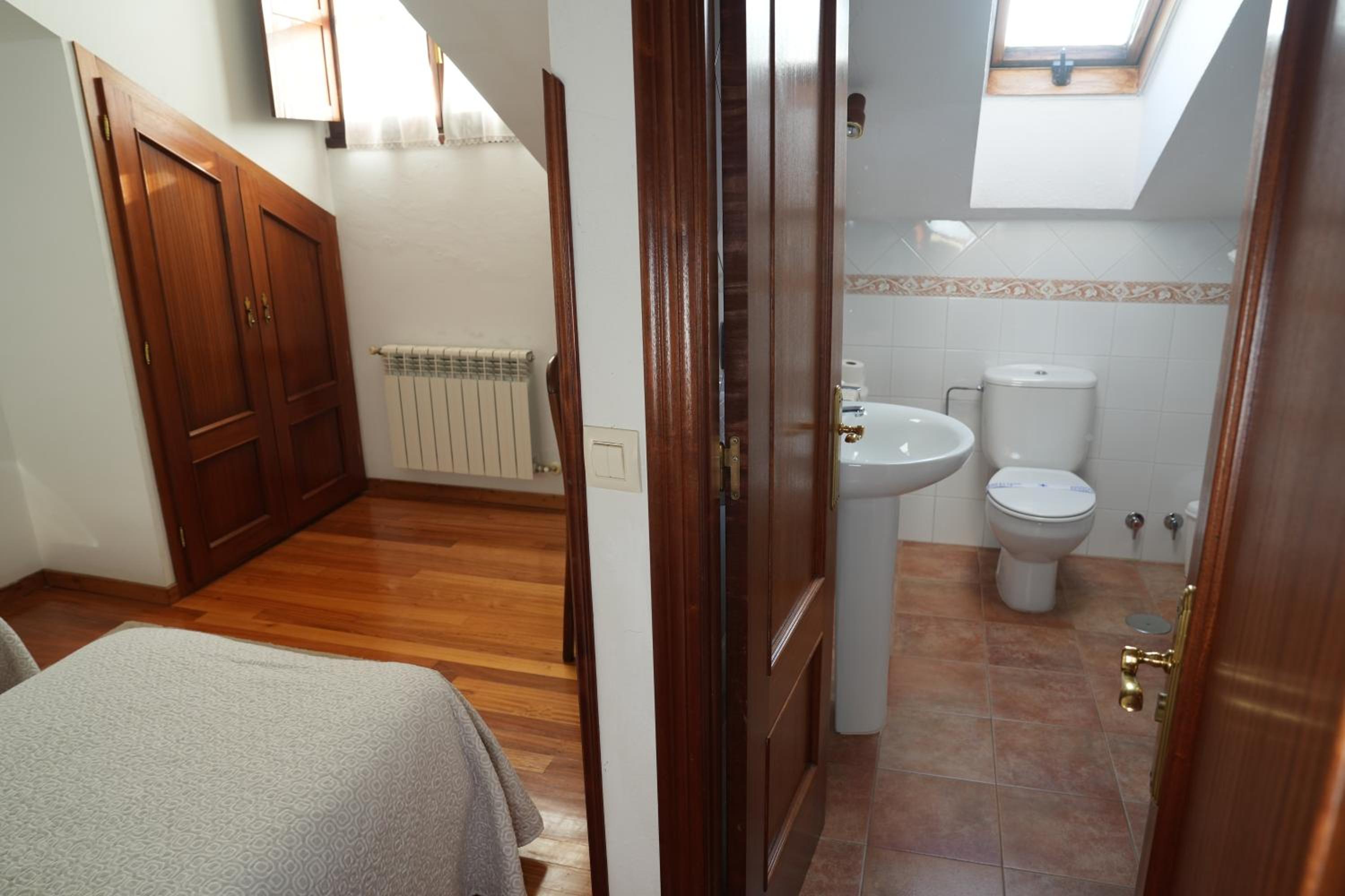 Eight-Bedroom House - Photo 28