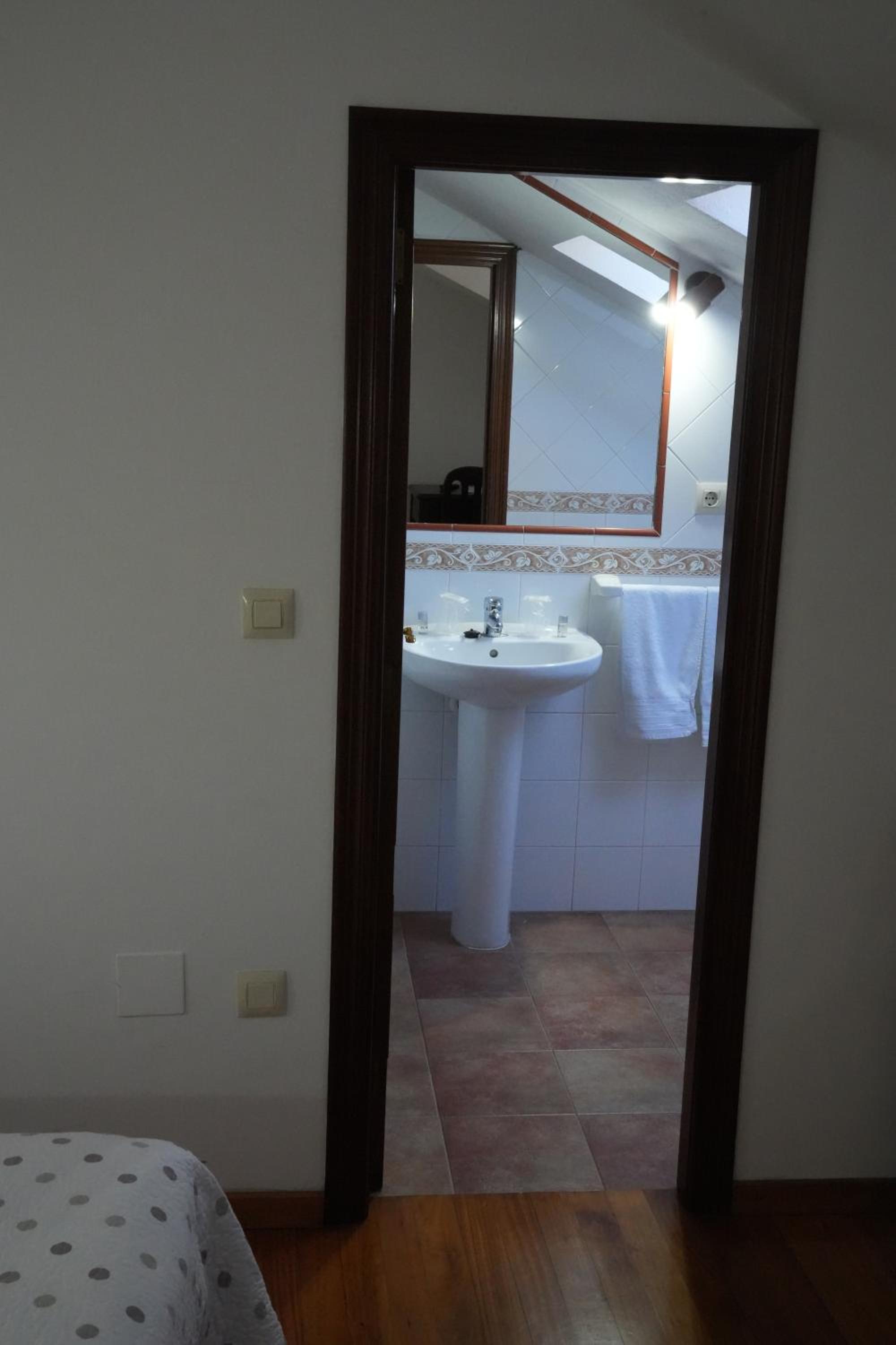 Eight-Bedroom House - Photo 21