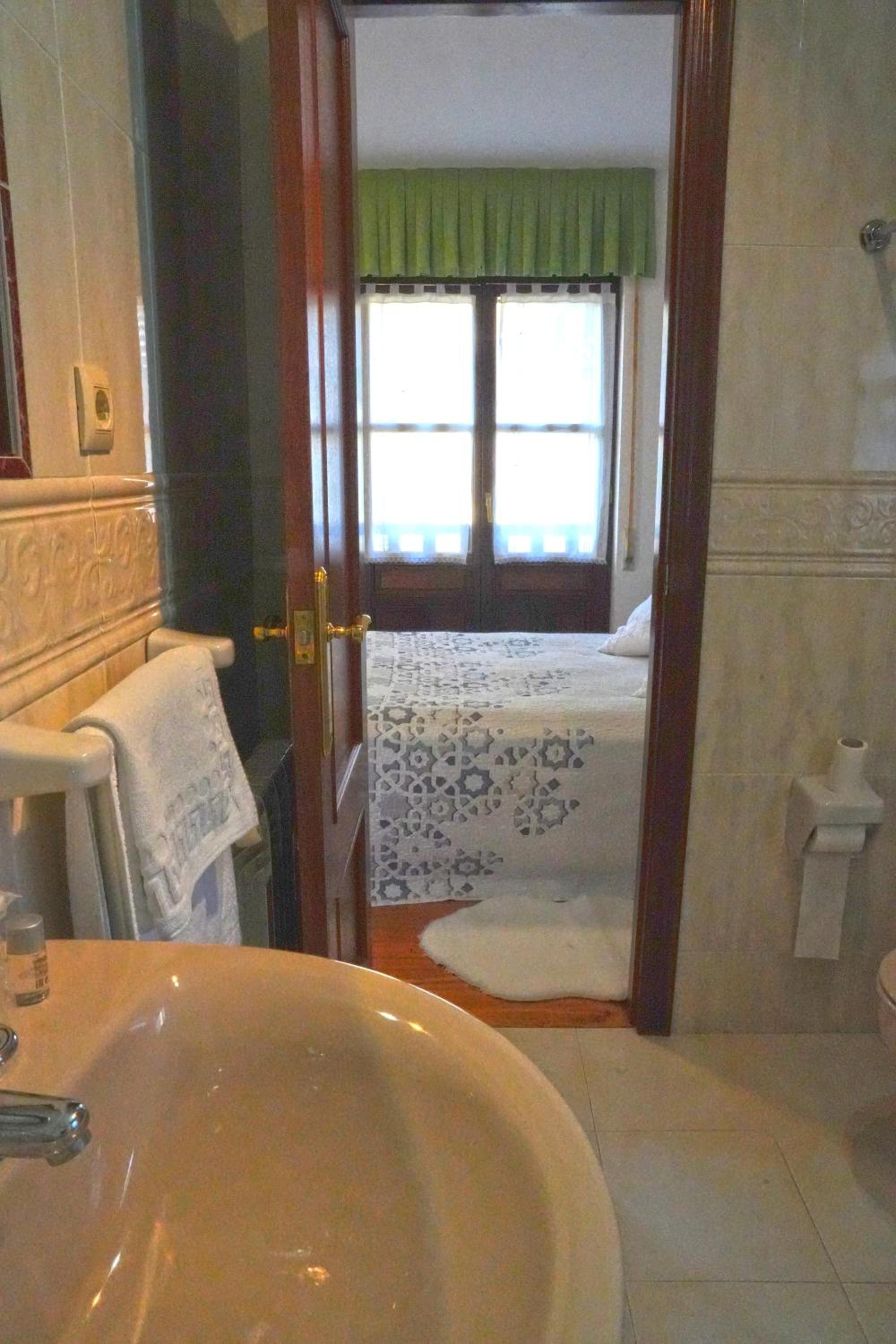 Eight-Bedroom House - Photo 26