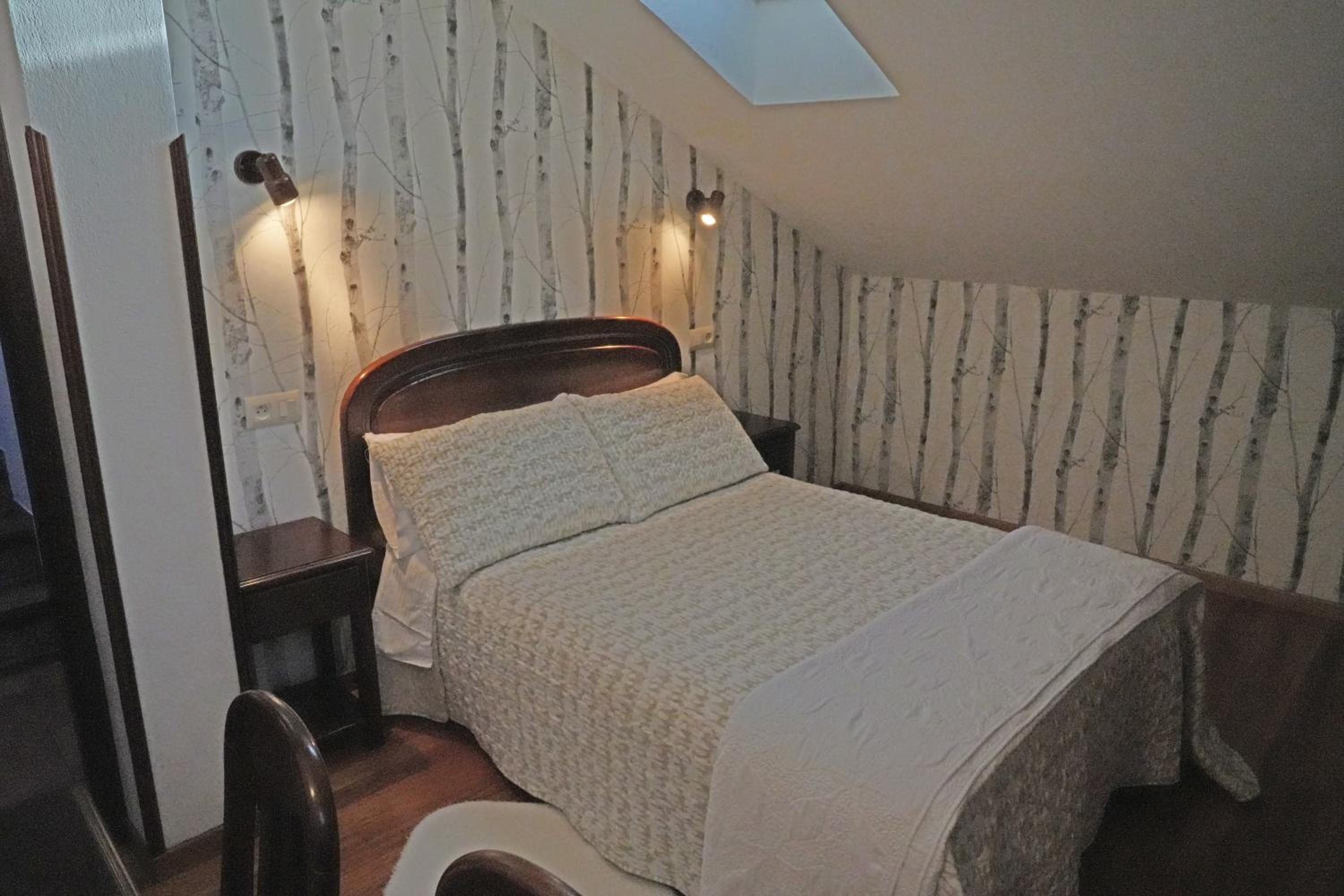 Eight-Bedroom House - Photo 22