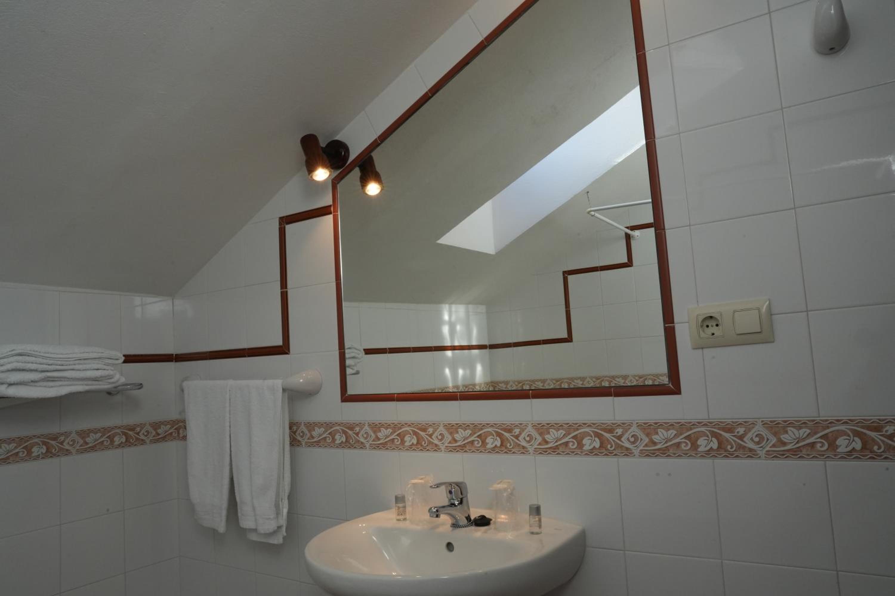 Eight-Bedroom House - Photo 13