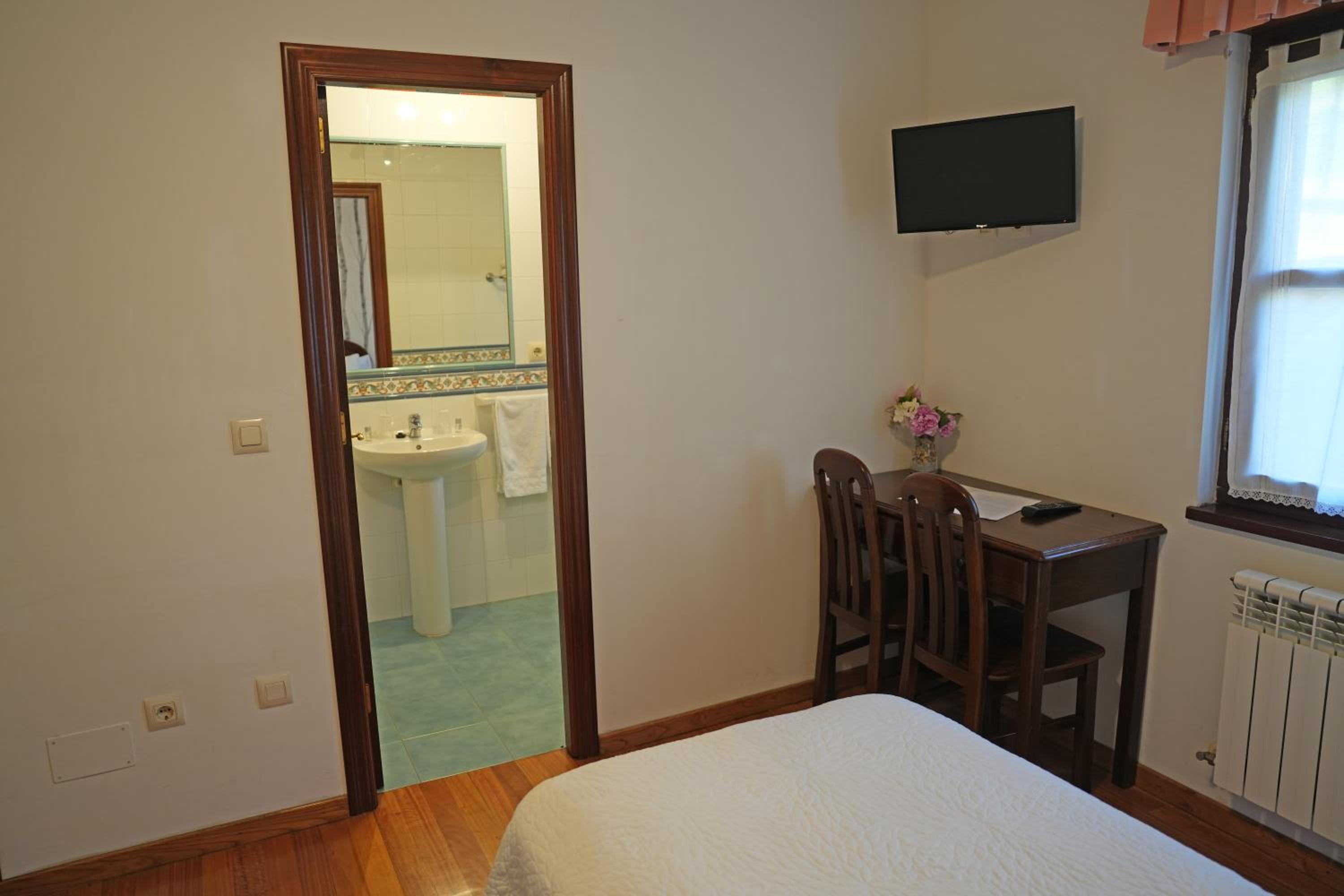 Eight-Bedroom House - Photo 15