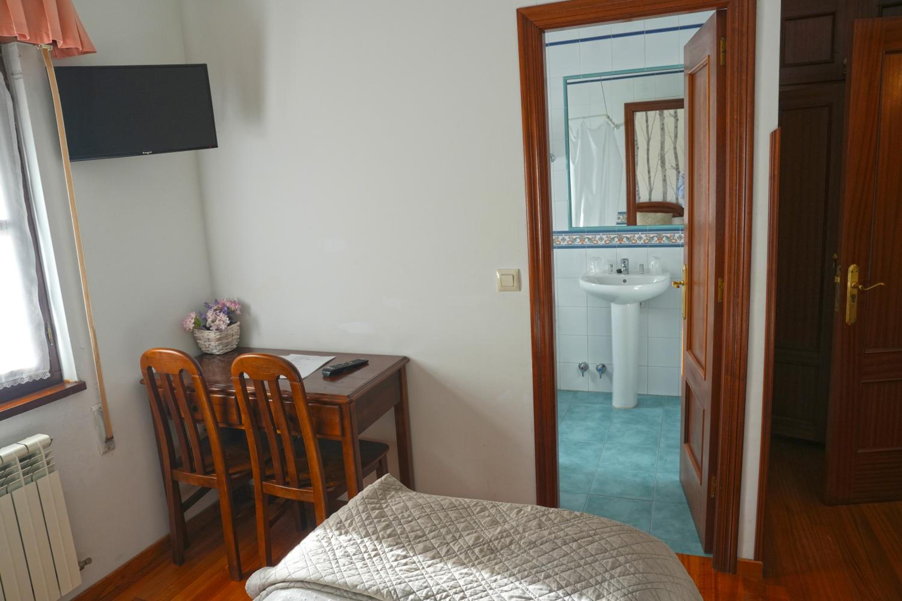 Eight-Bedroom House - Photo 17
