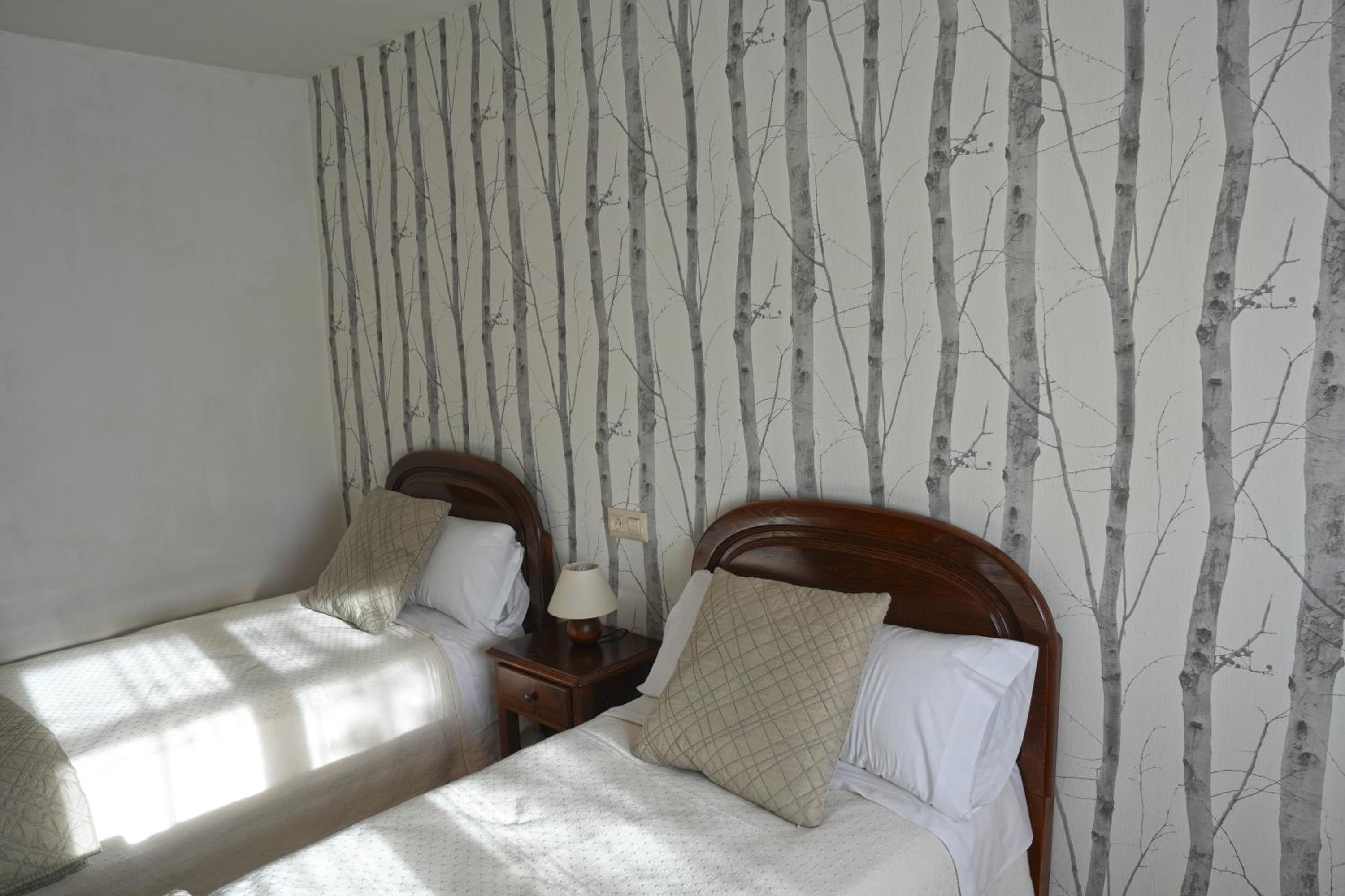 Eight-Bedroom House - Photo 19