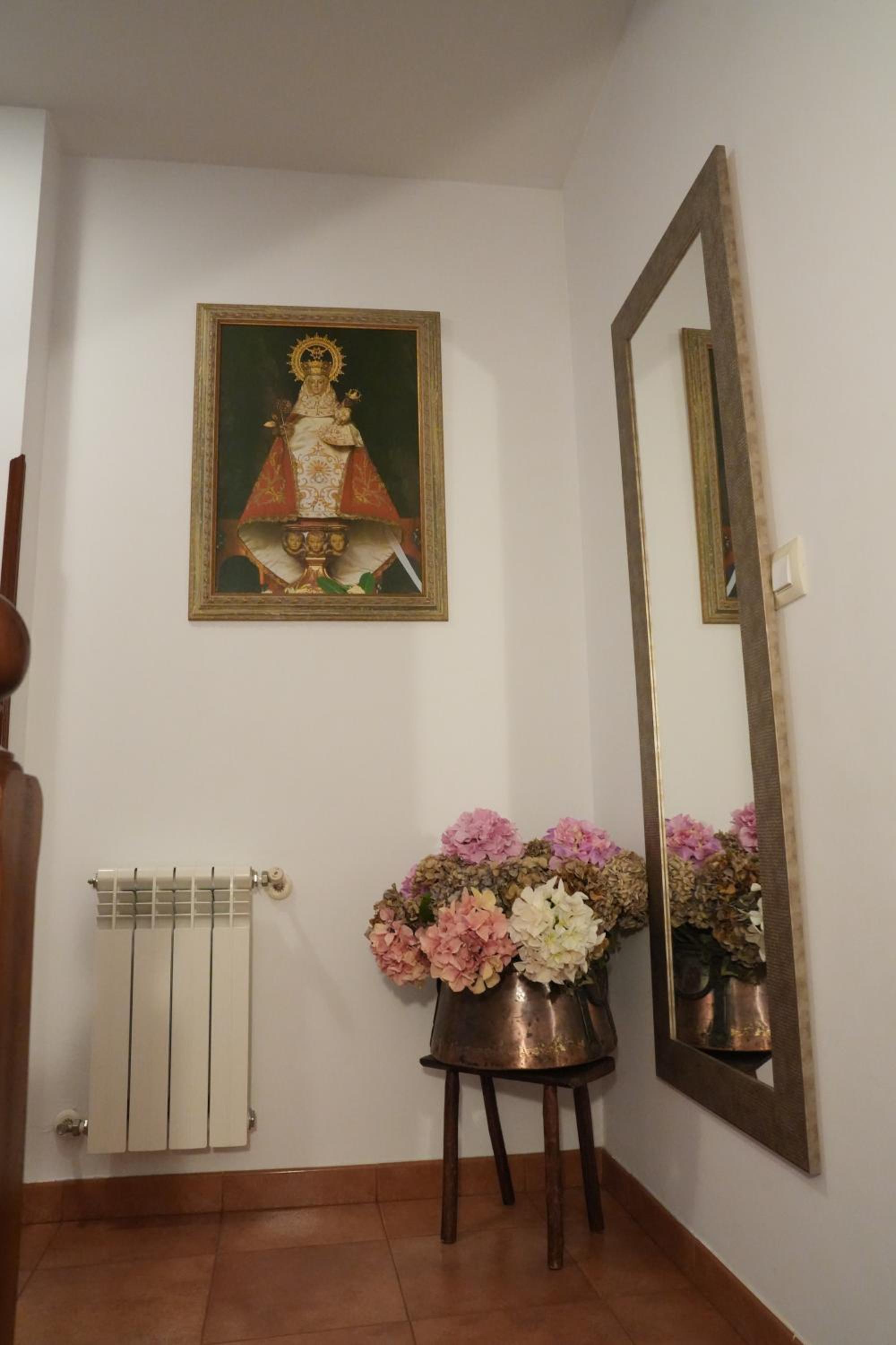 Eight-Bedroom House - Photo 12