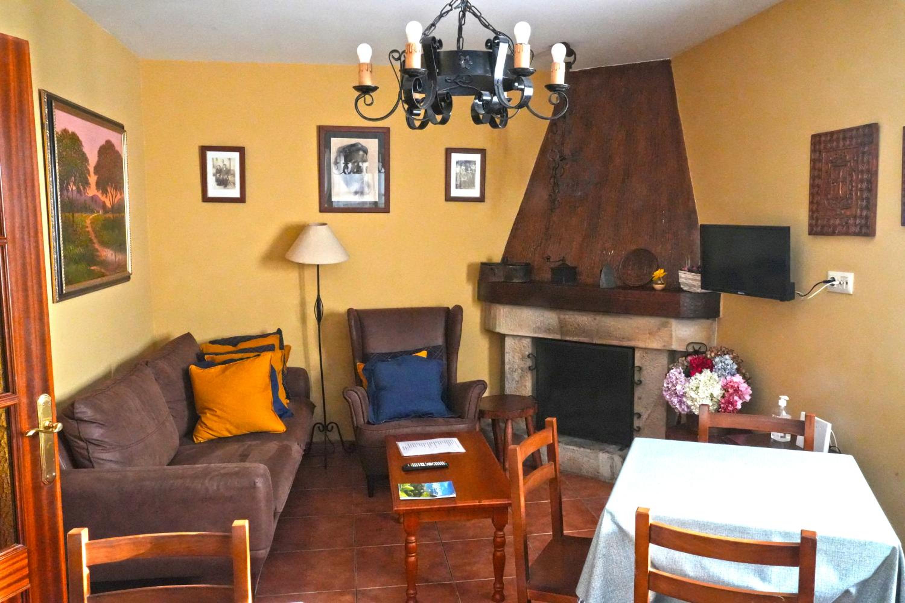 Eight-Bedroom House - Photo 8